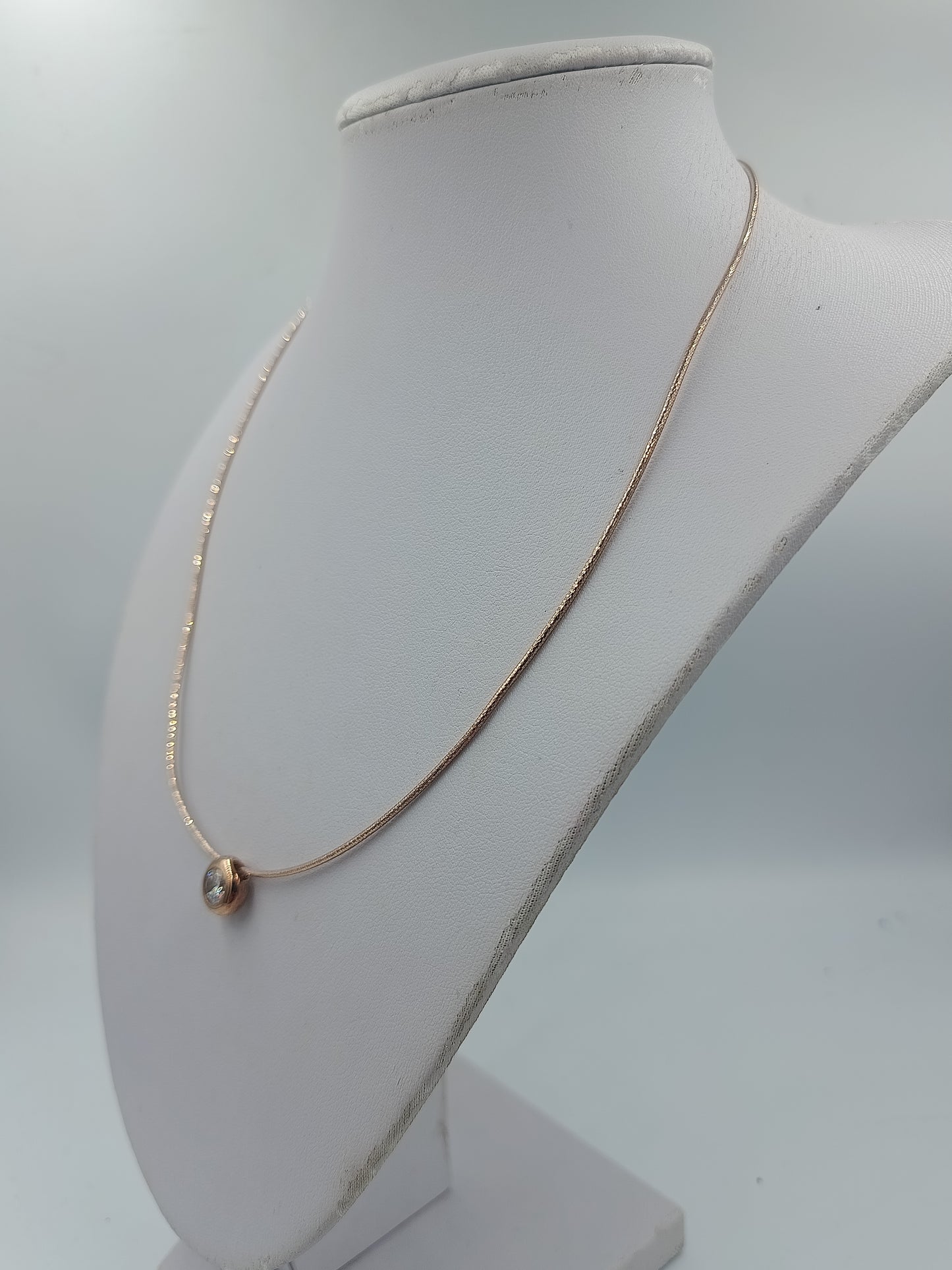 Feine Halskette aus 925 Silber mit funkelndem rundem Stein Anhänger