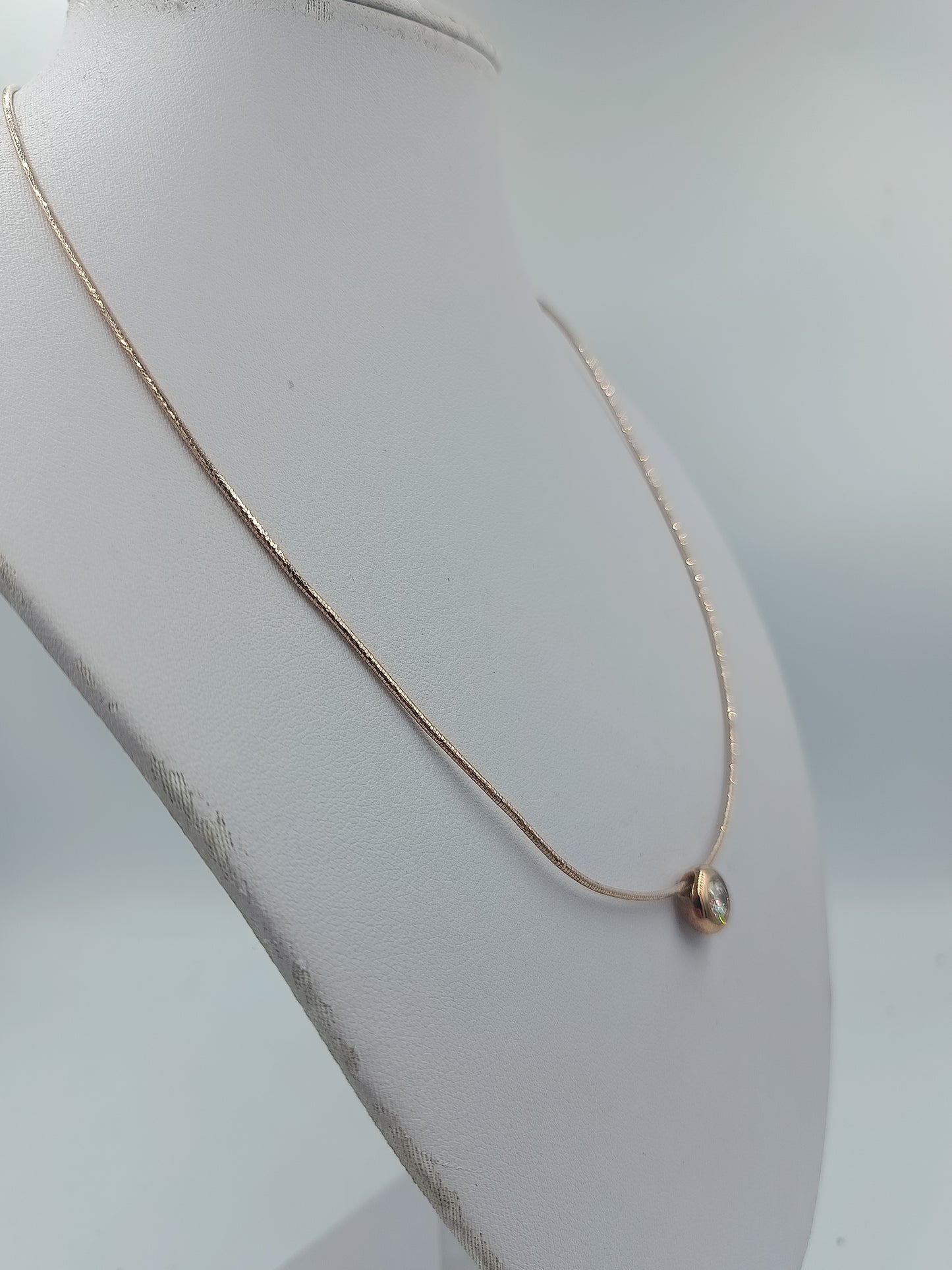 Feine Halskette aus 925 Silber mit funkelndem rundem Stein Anhänger