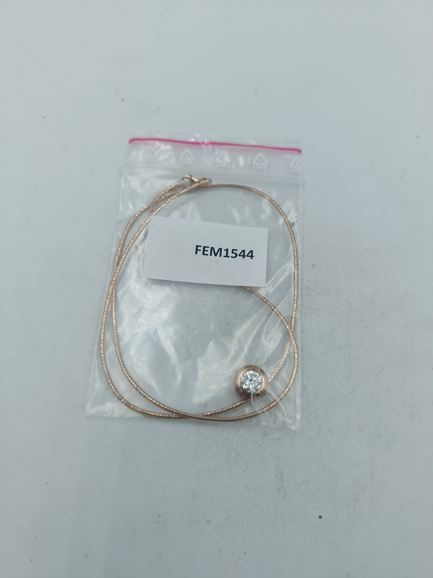 Feine Halskette aus 925 Silber mit funkelndem rundem Stein Anhänger