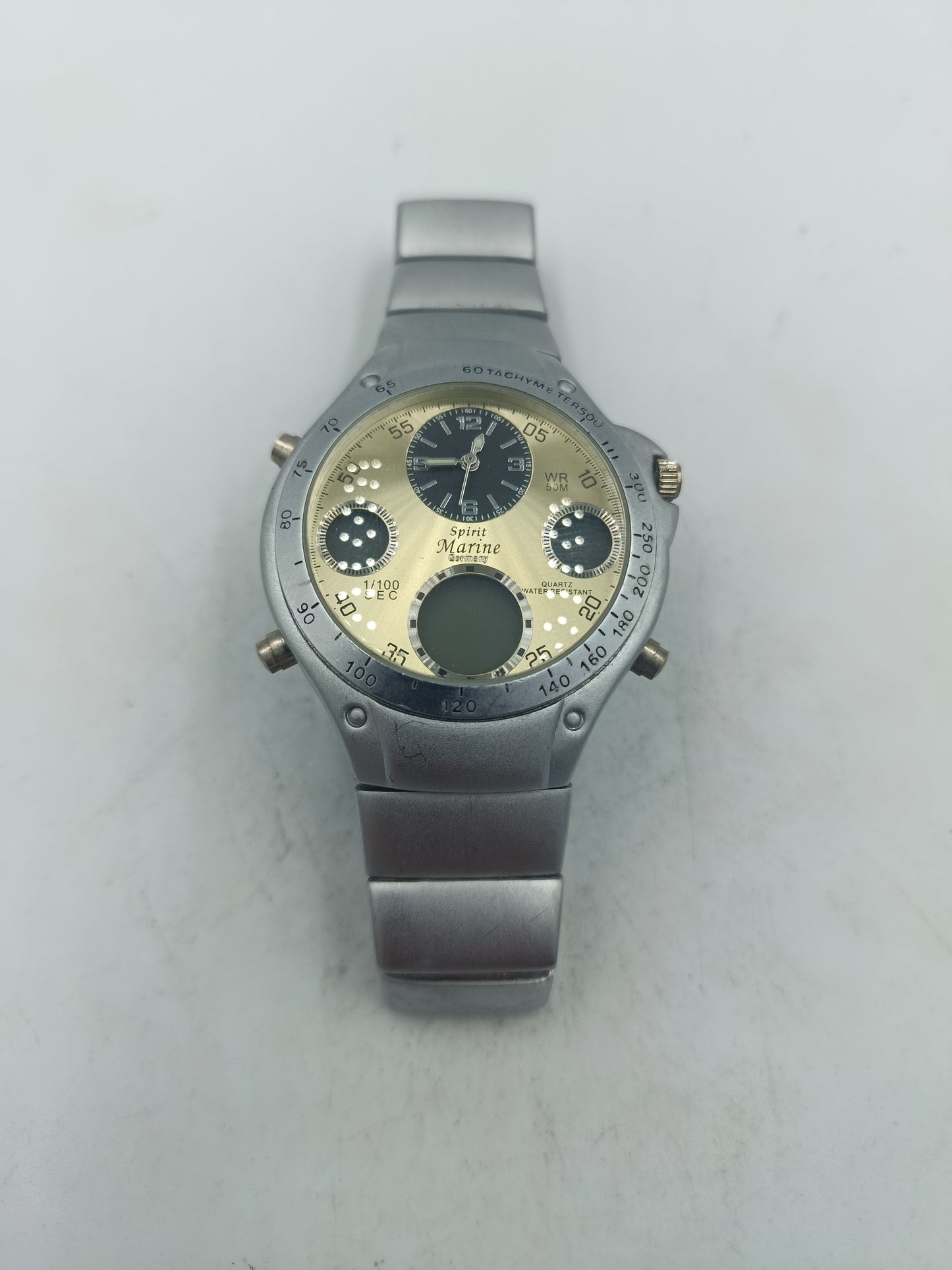 Sportliche Armbanduhr aus Edelstahl mit Multifunktionszifferblatt und markanter Optik