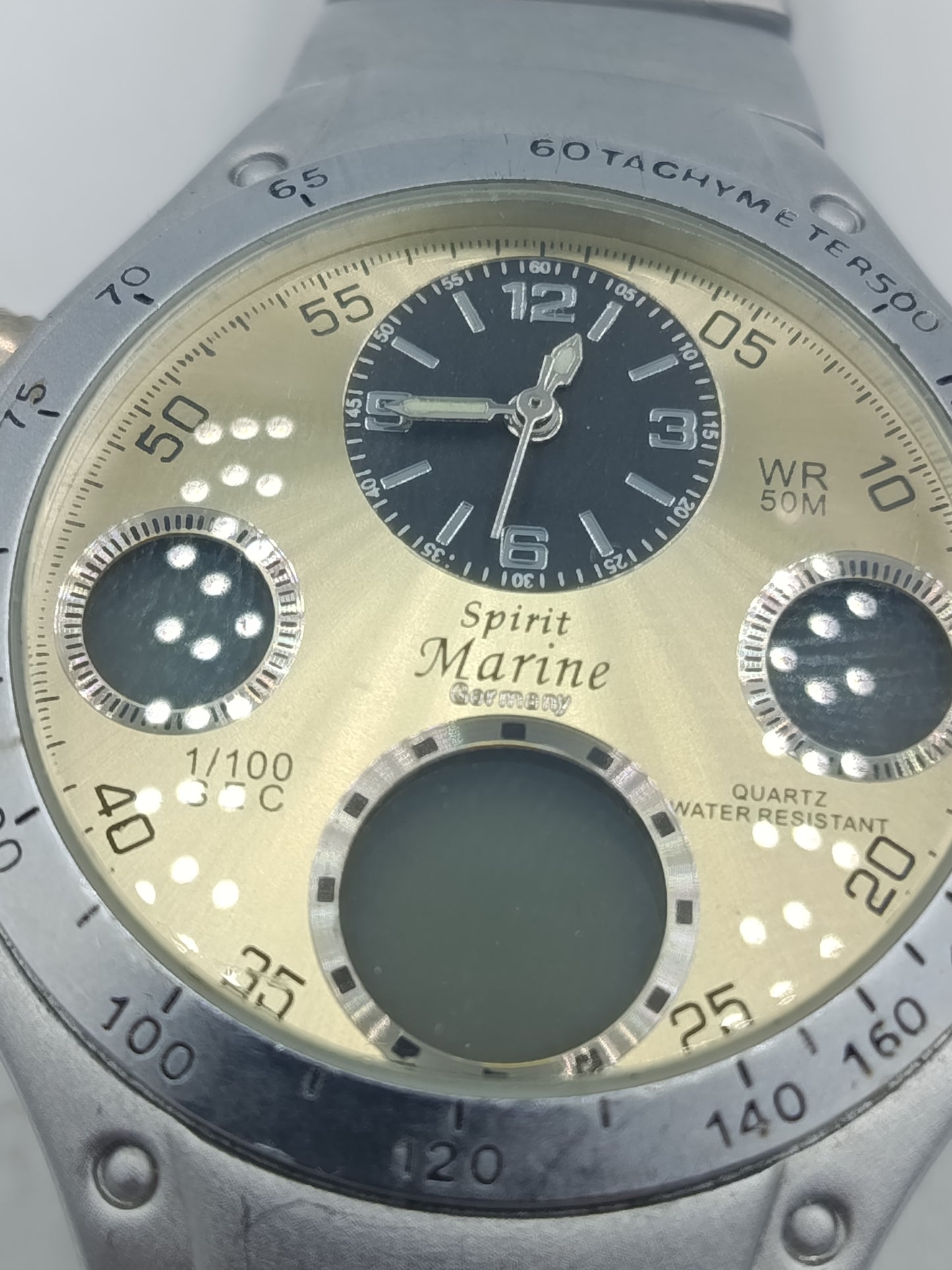 Sportliche Armbanduhr aus Edelstahl mit Multifunktionszifferblatt und markanter Optik