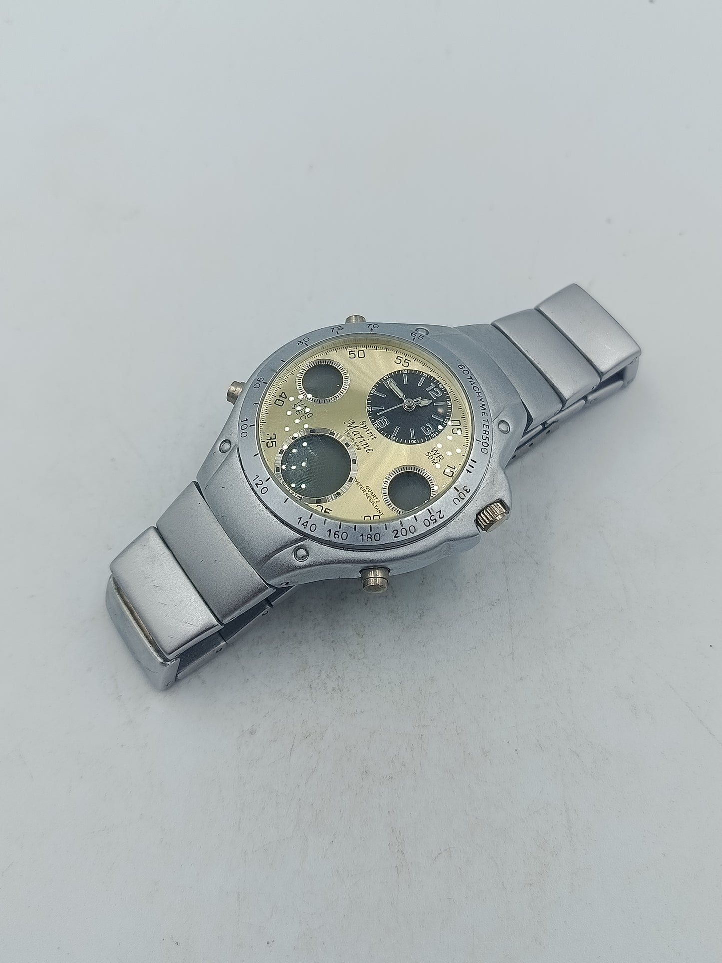 Sportliche Armbanduhr aus Edelstahl mit Multifunktionszifferblatt und markanter Optik