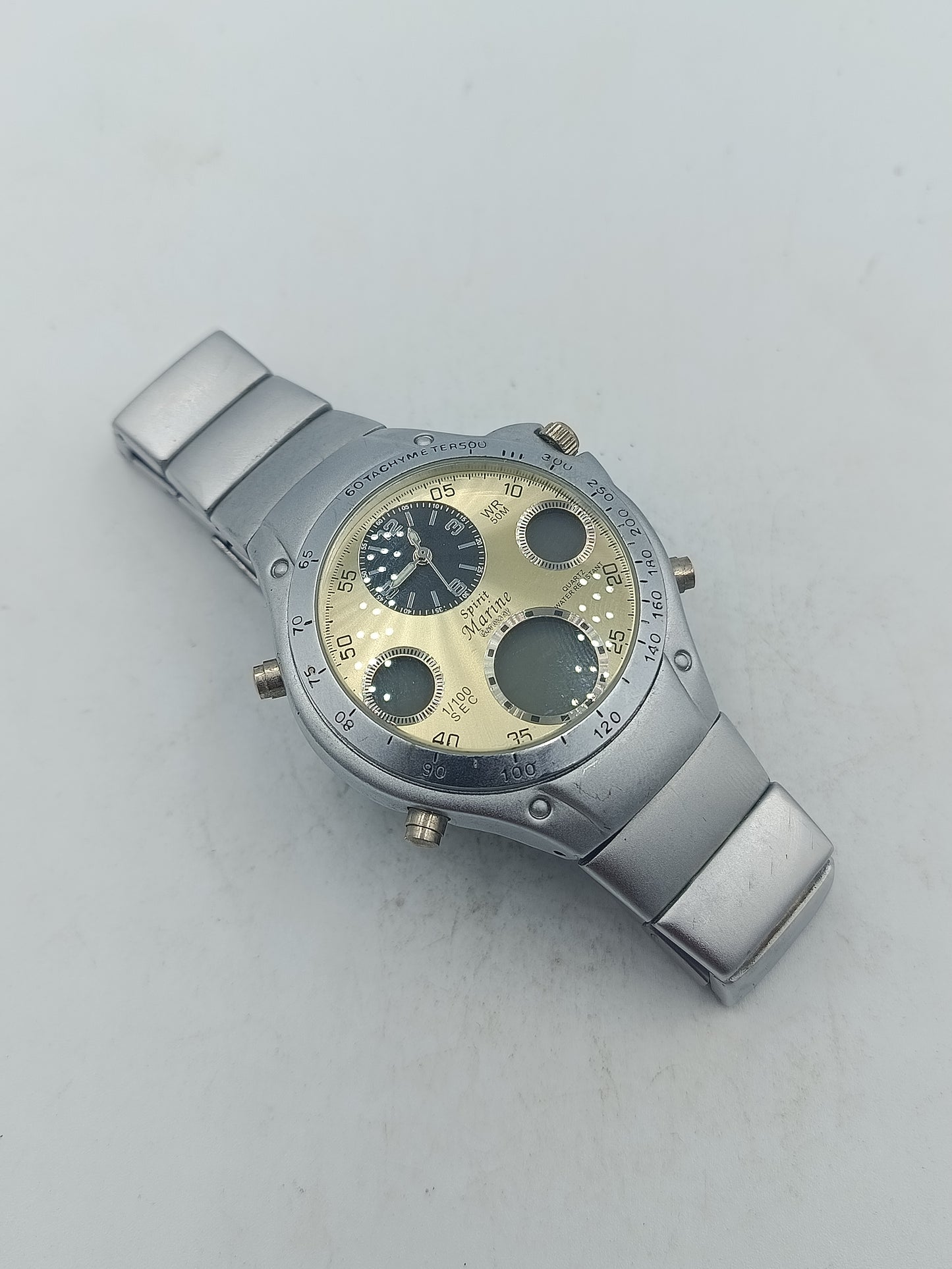 Sportliche Armbanduhr aus Edelstahl mit Multifunktionszifferblatt und markanter Optik