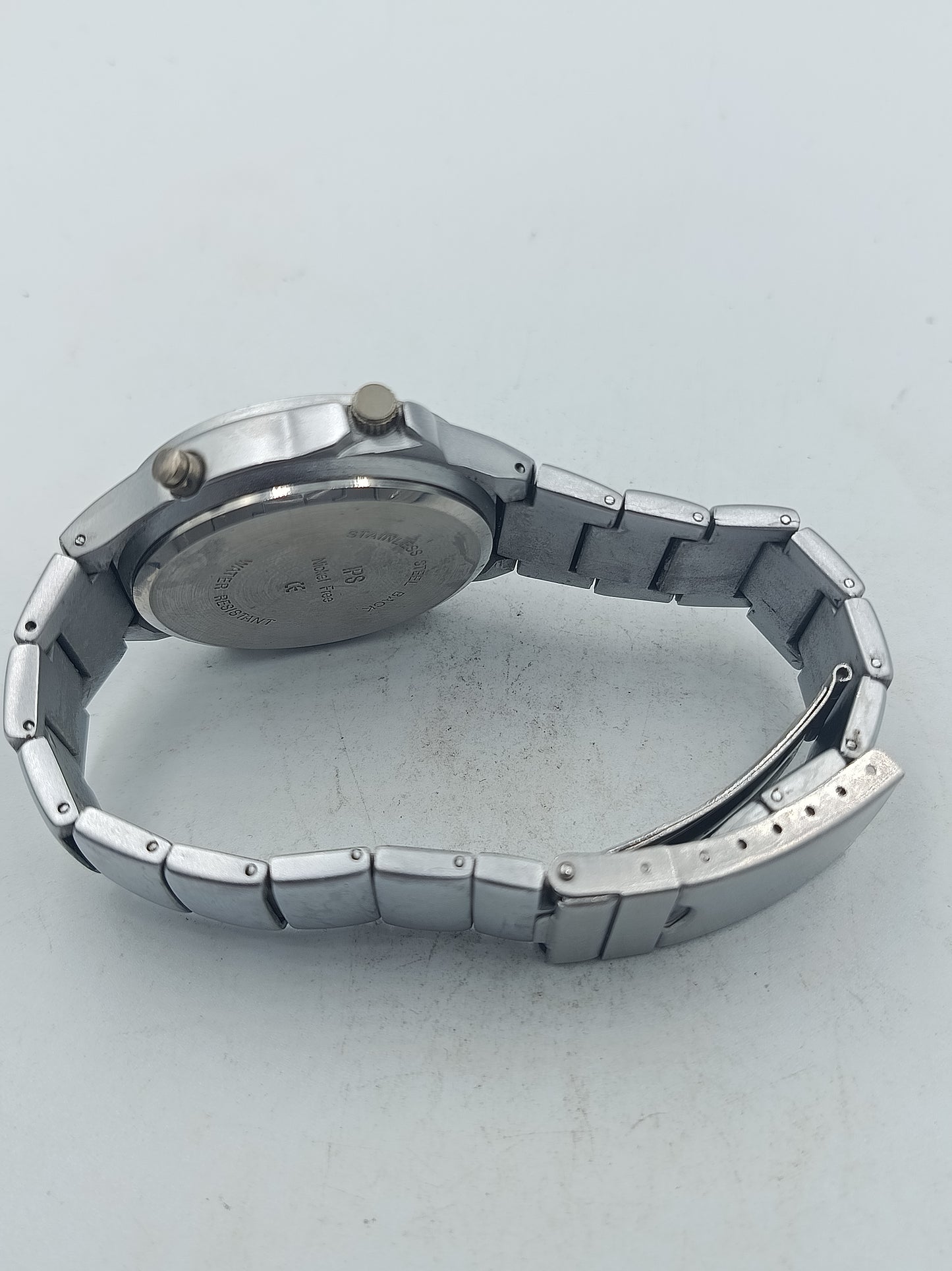 Sportliche Armbanduhr aus Edelstahl mit Multifunktionszifferblatt und markanter Optik