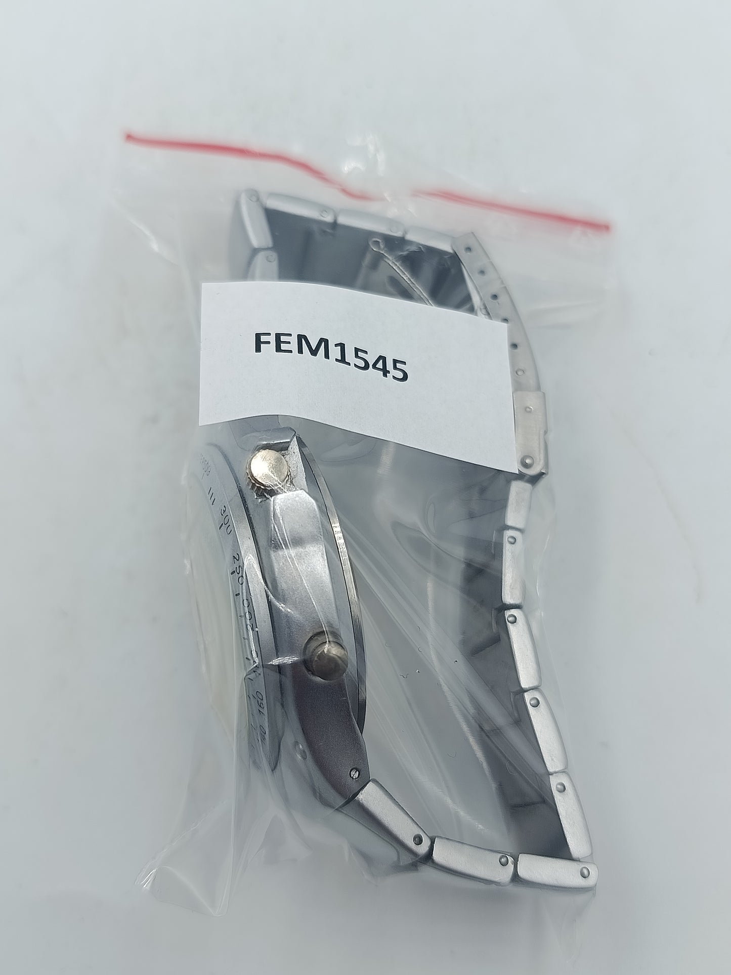 Sportliche Armbanduhr aus Edelstahl mit Multifunktionszifferblatt und markanter Optik