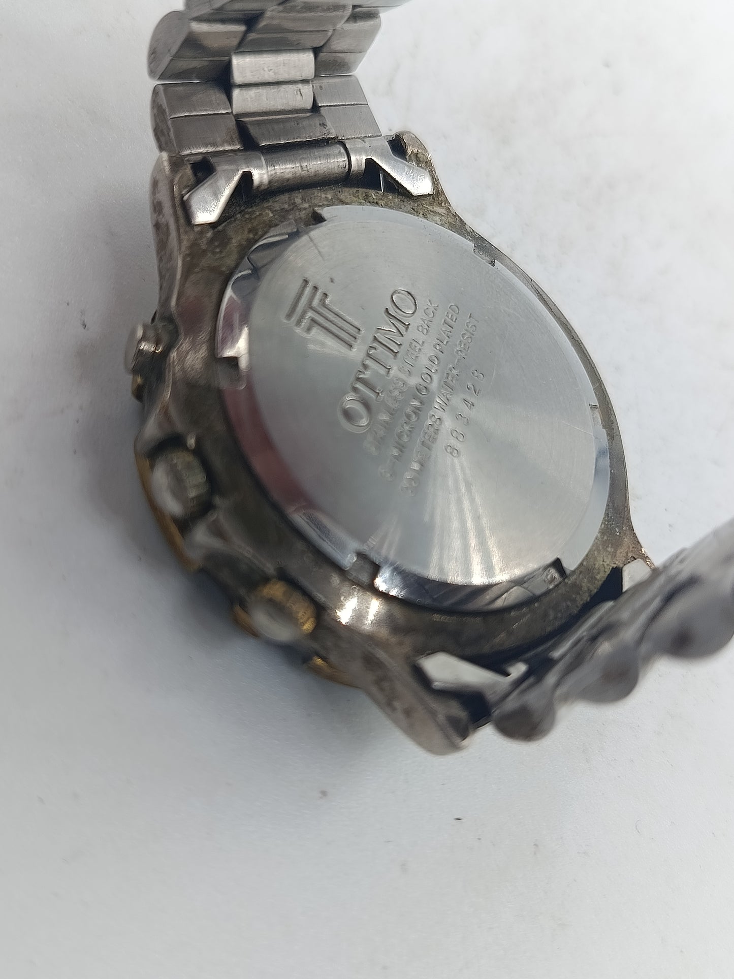 Sportliche Armbanduhr mit gelbem Zifferblatt und massivem Metallarmband im markanten Stil