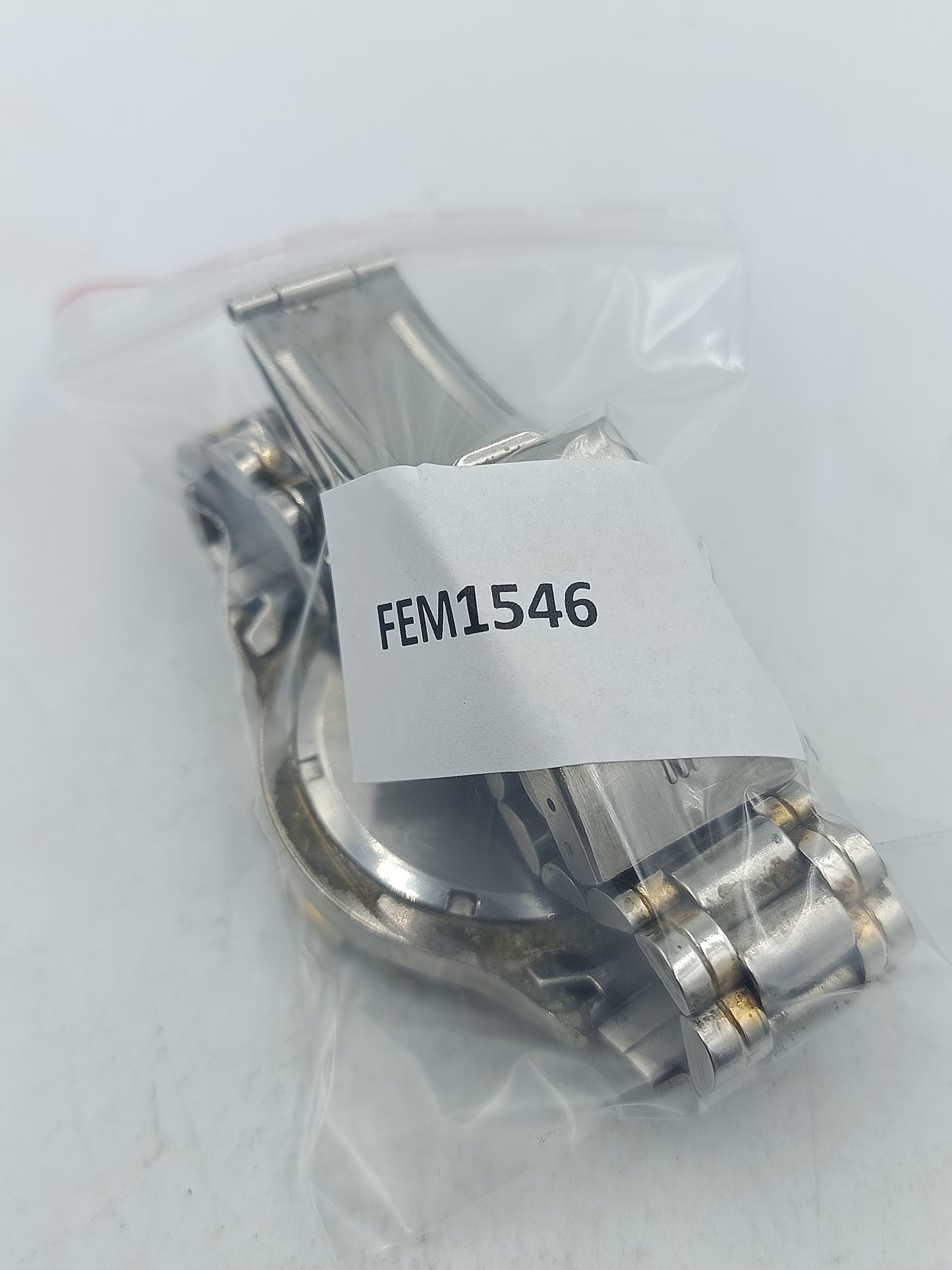 Sportliche Armbanduhr mit gelbem Zifferblatt und massivem Metallarmband im markanten Stil