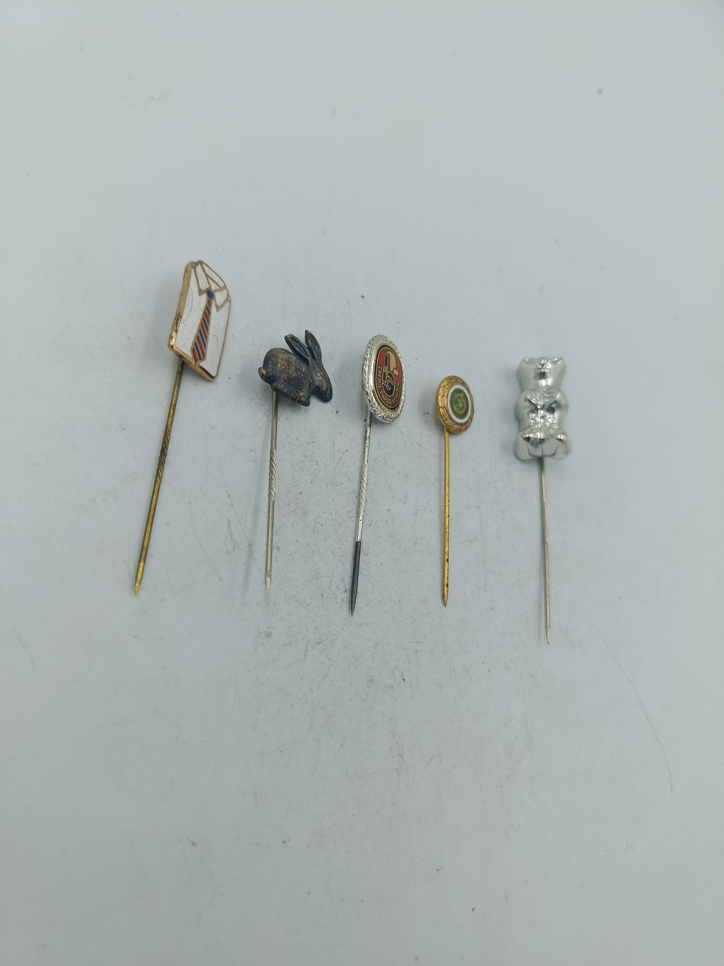 Vintage Anstecknadeln Set mit fünf verschiedenen Motiven