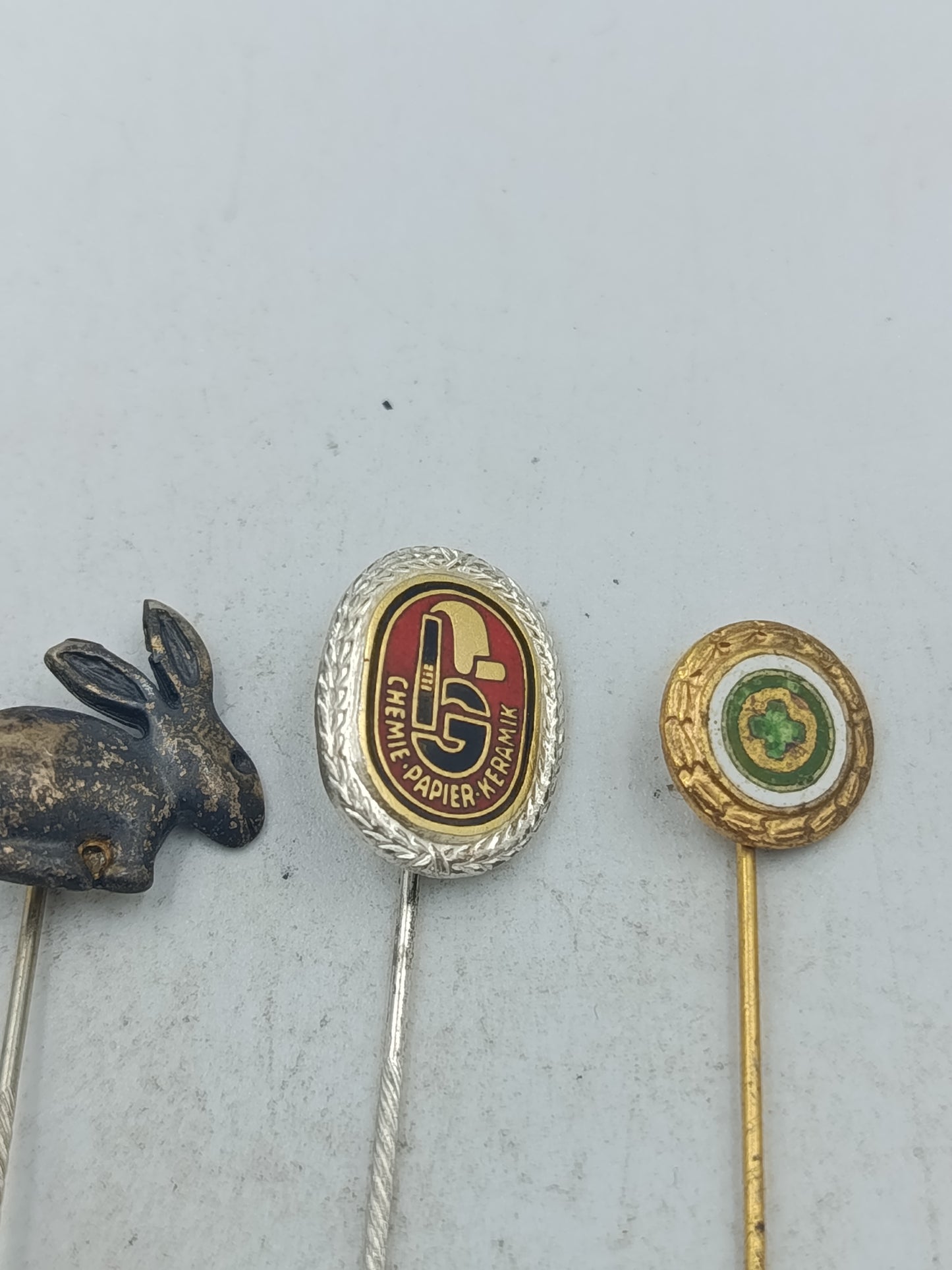 Vintage Anstecknadeln Set mit fünf verschiedenen Motiven