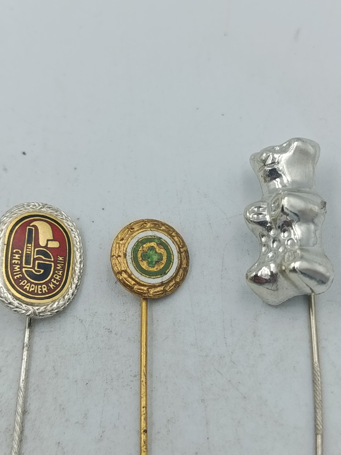 Vintage Anstecknadeln Set mit fünf verschiedenen Motiven