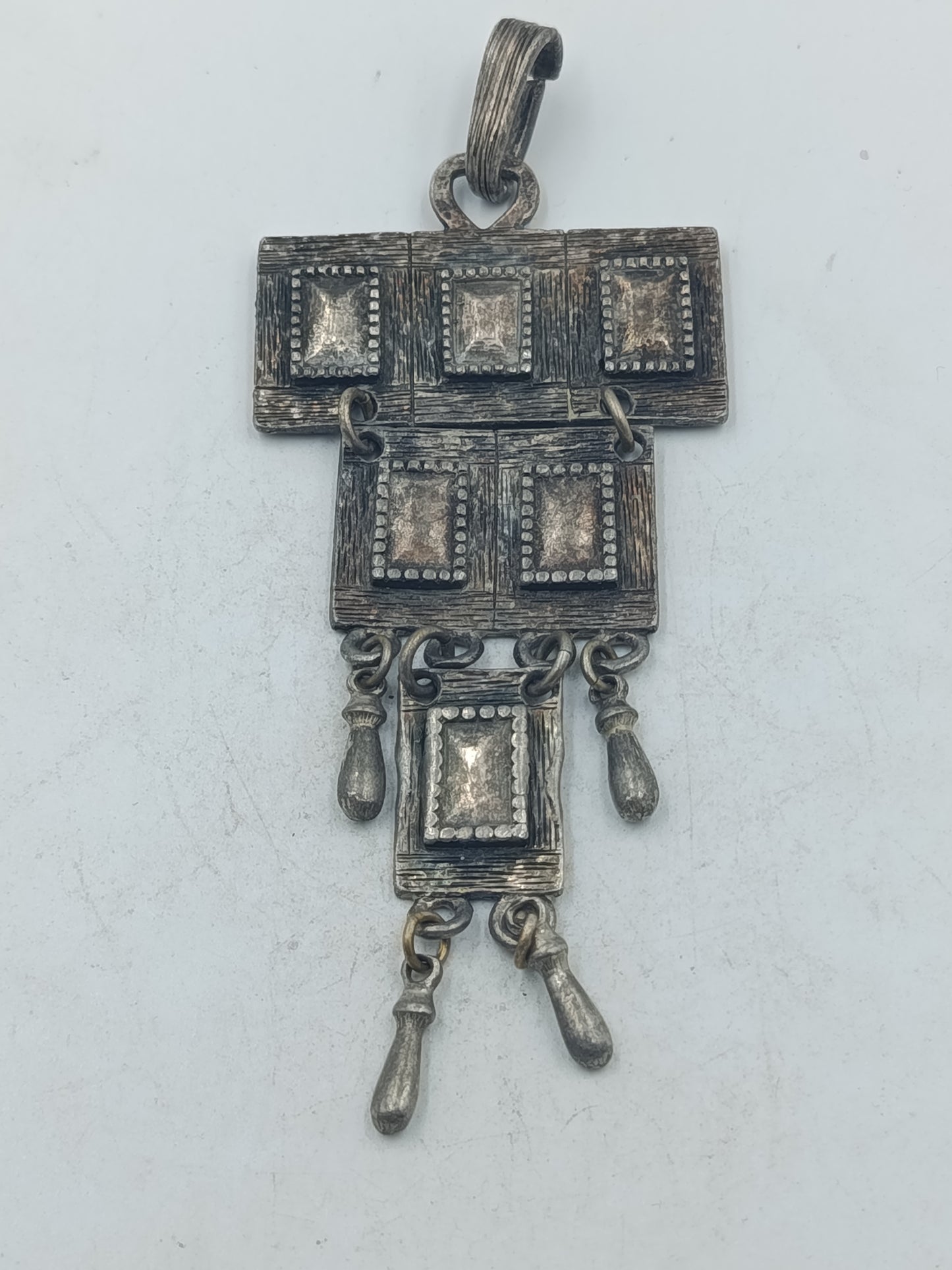 Großer versilberter Anhänger im geometrischen Design mit beweglichen Elementen