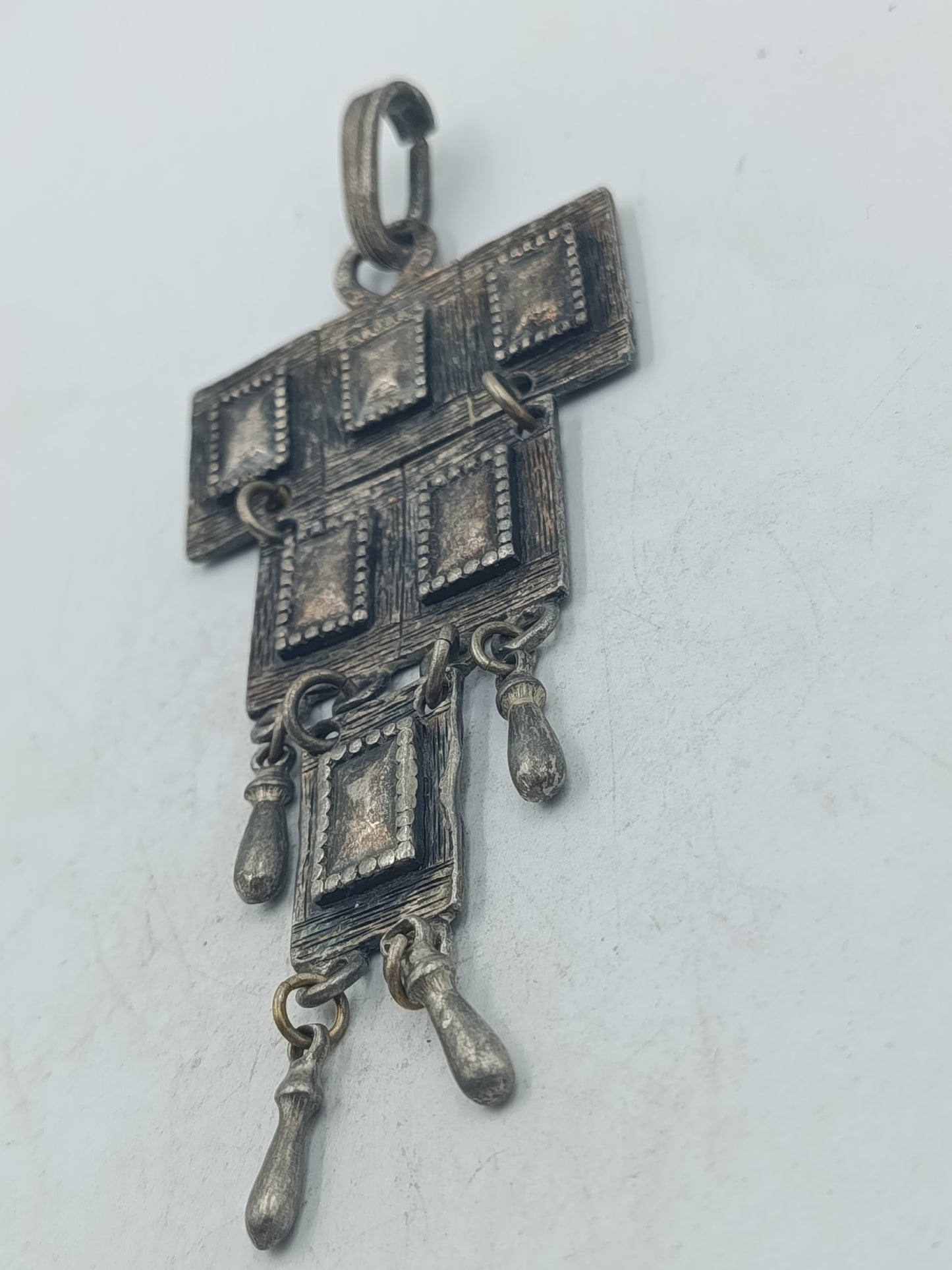 Großer versilberter Anhänger im geometrischen Design mit beweglichen Elementen