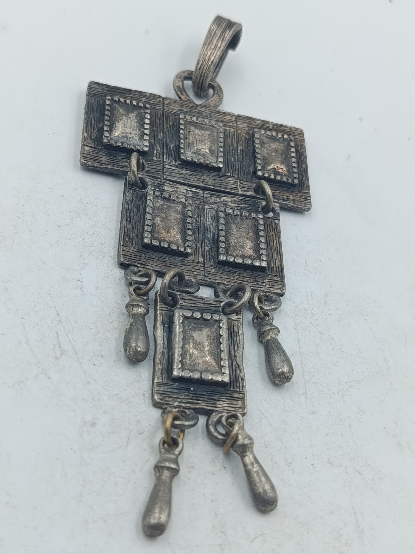 Großer versilberter Anhänger im geometrischen Design mit beweglichen Elementen