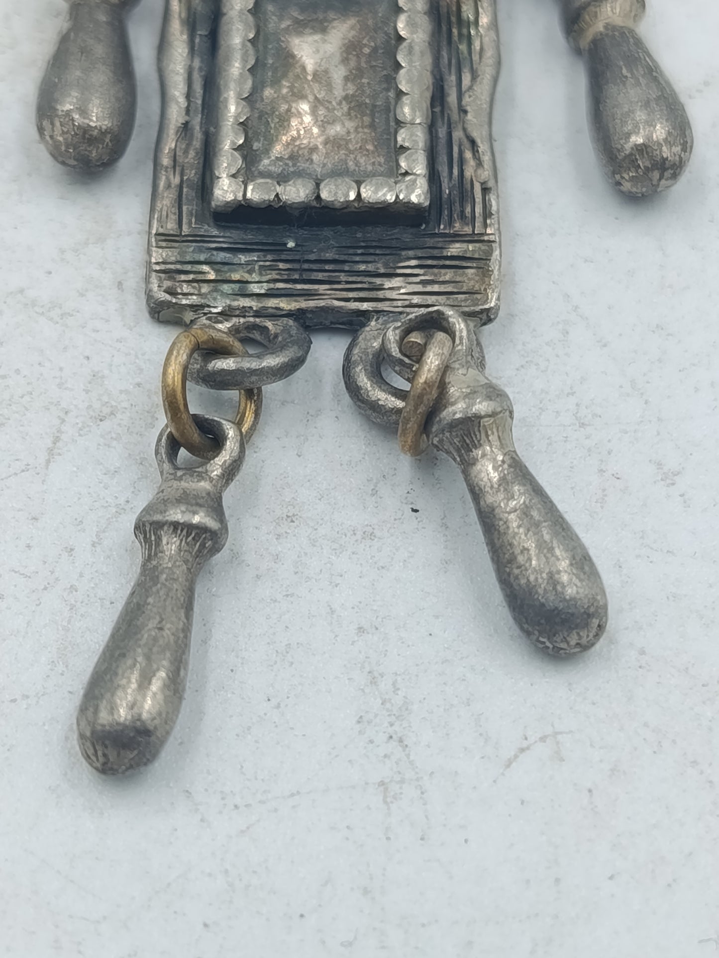 Großer versilberter Anhänger im geometrischen Design mit beweglichen Elementen