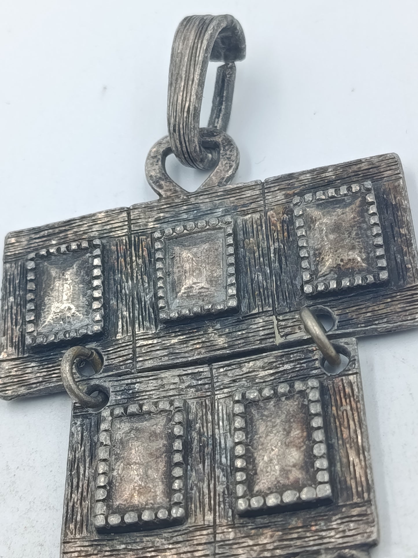 Großer versilberter Anhänger im geometrischen Design mit beweglichen Elementen