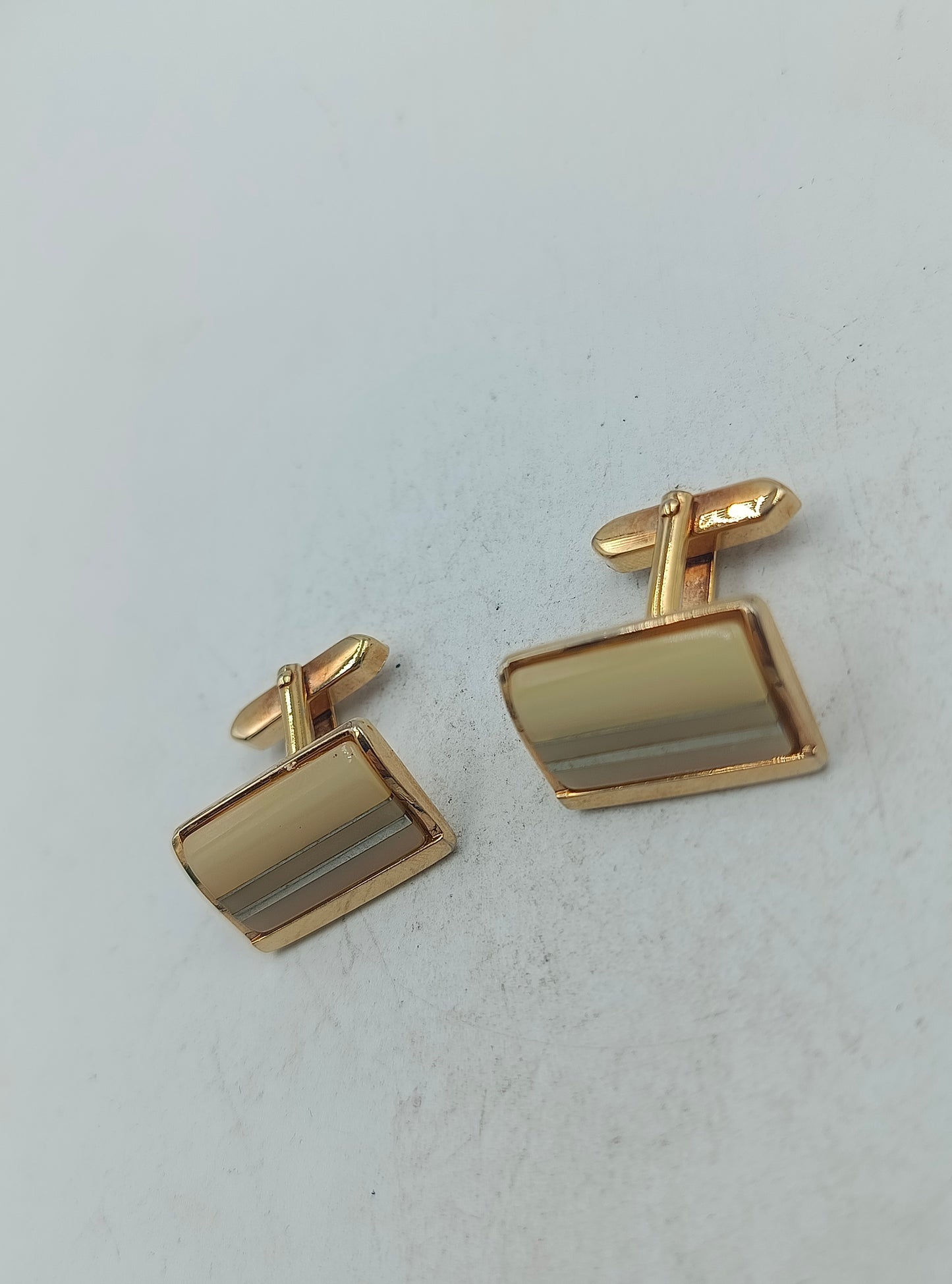 Elegante Manschettenknöpfe in Goldoptik mit rechteckigem Einsatz
