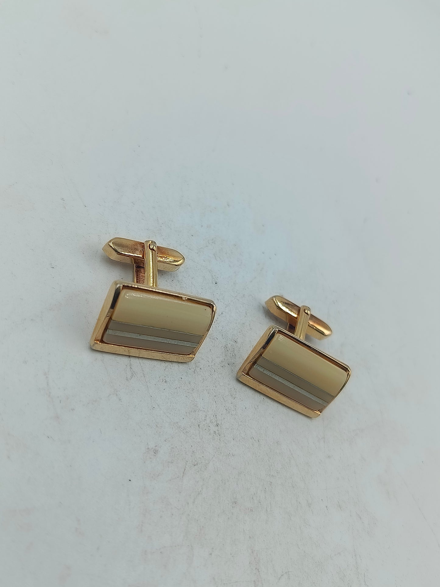 Elegante Manschettenknöpfe in Goldoptik mit rechteckigem Einsatz