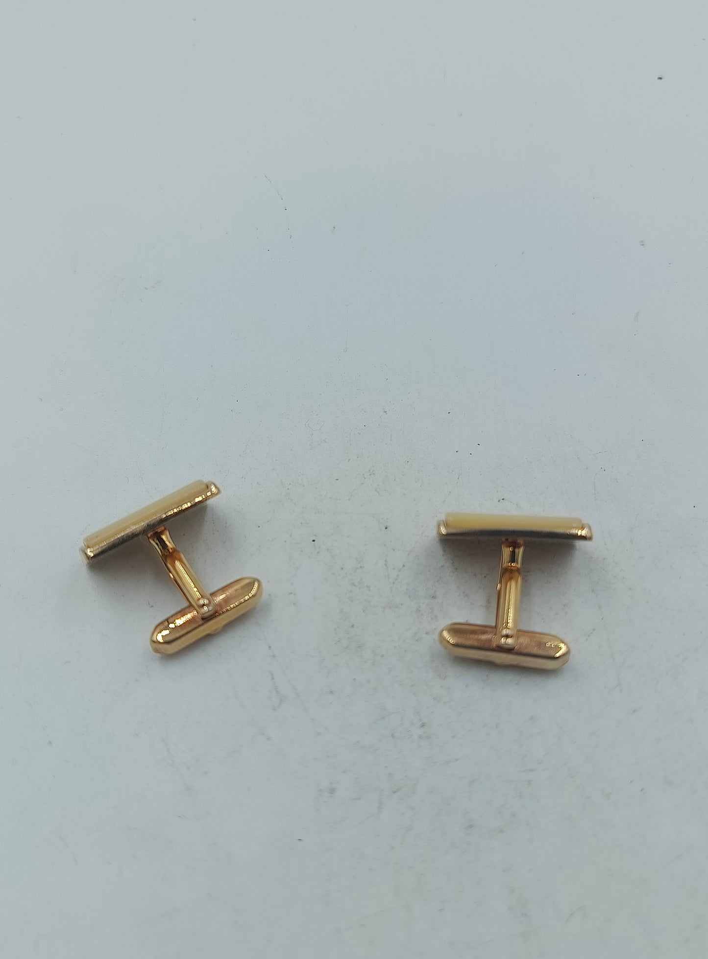 Elegante Manschettenknöpfe in Goldoptik mit rechteckigem Einsatz