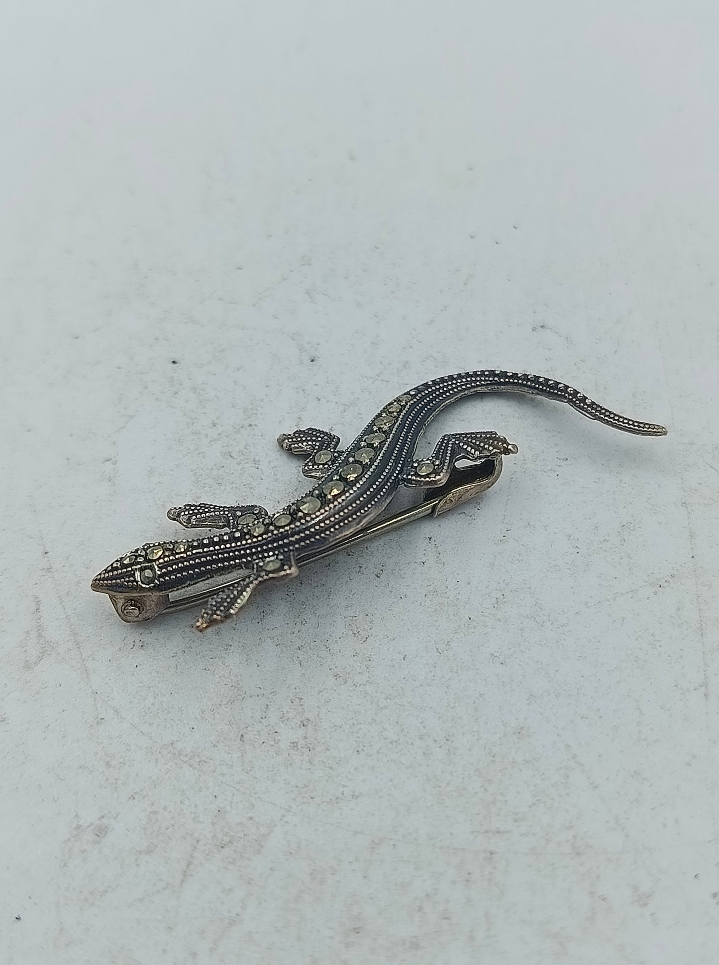 Elegante Silberbrosche in Echsenform mit funkelnden Markasitsteinen