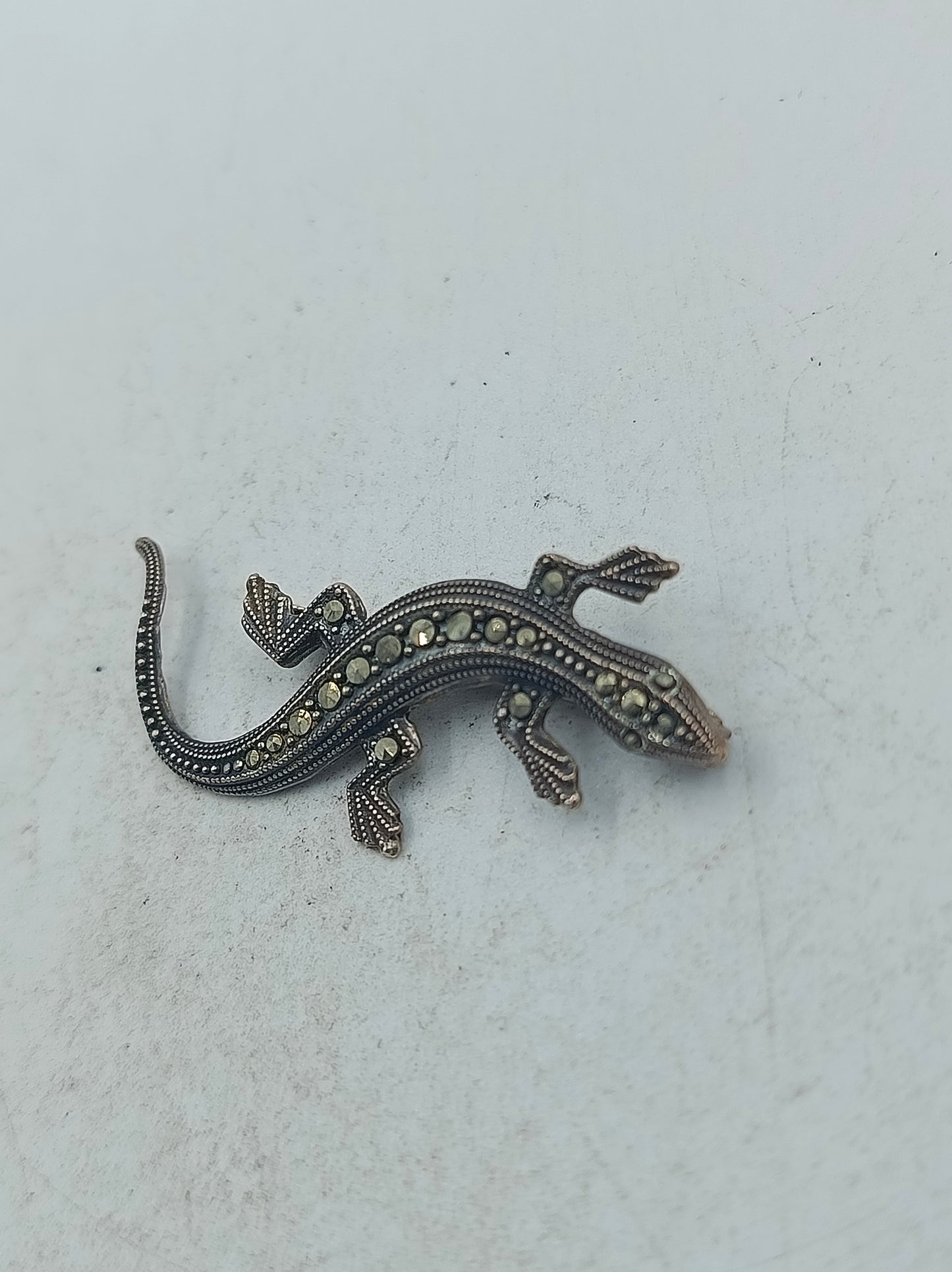 Elegante Silberbrosche in Echsenform mit funkelnden Markasitsteinen