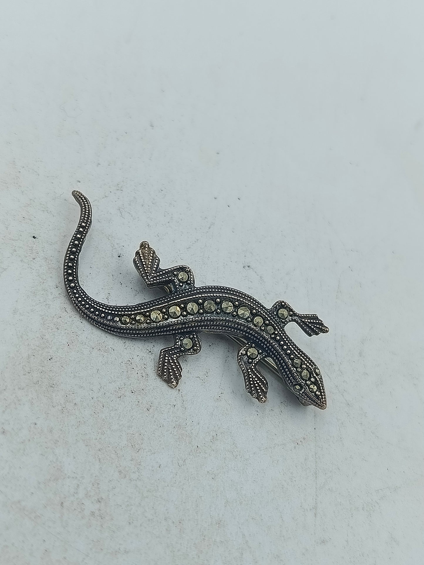 Elegante Silberbrosche in Echsenform mit funkelnden Markasitsteinen