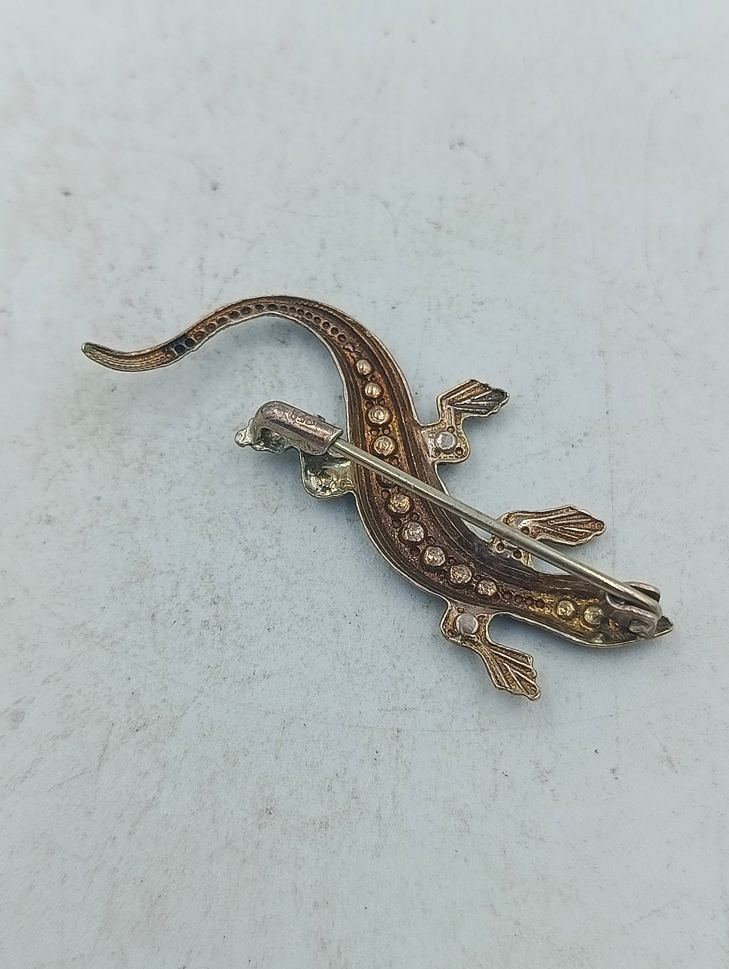 Elegante Silberbrosche in Echsenform mit funkelnden Markasitsteinen