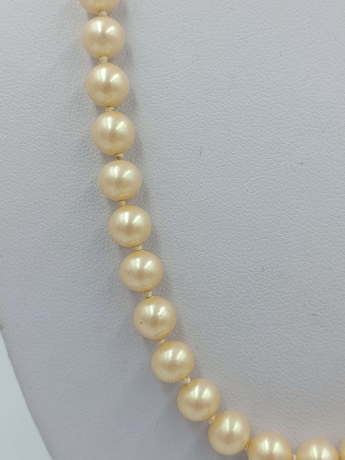 Klassische Perlenkette in sanftem Cremeton mit dekorativem Schmuckverschluss aus Metall