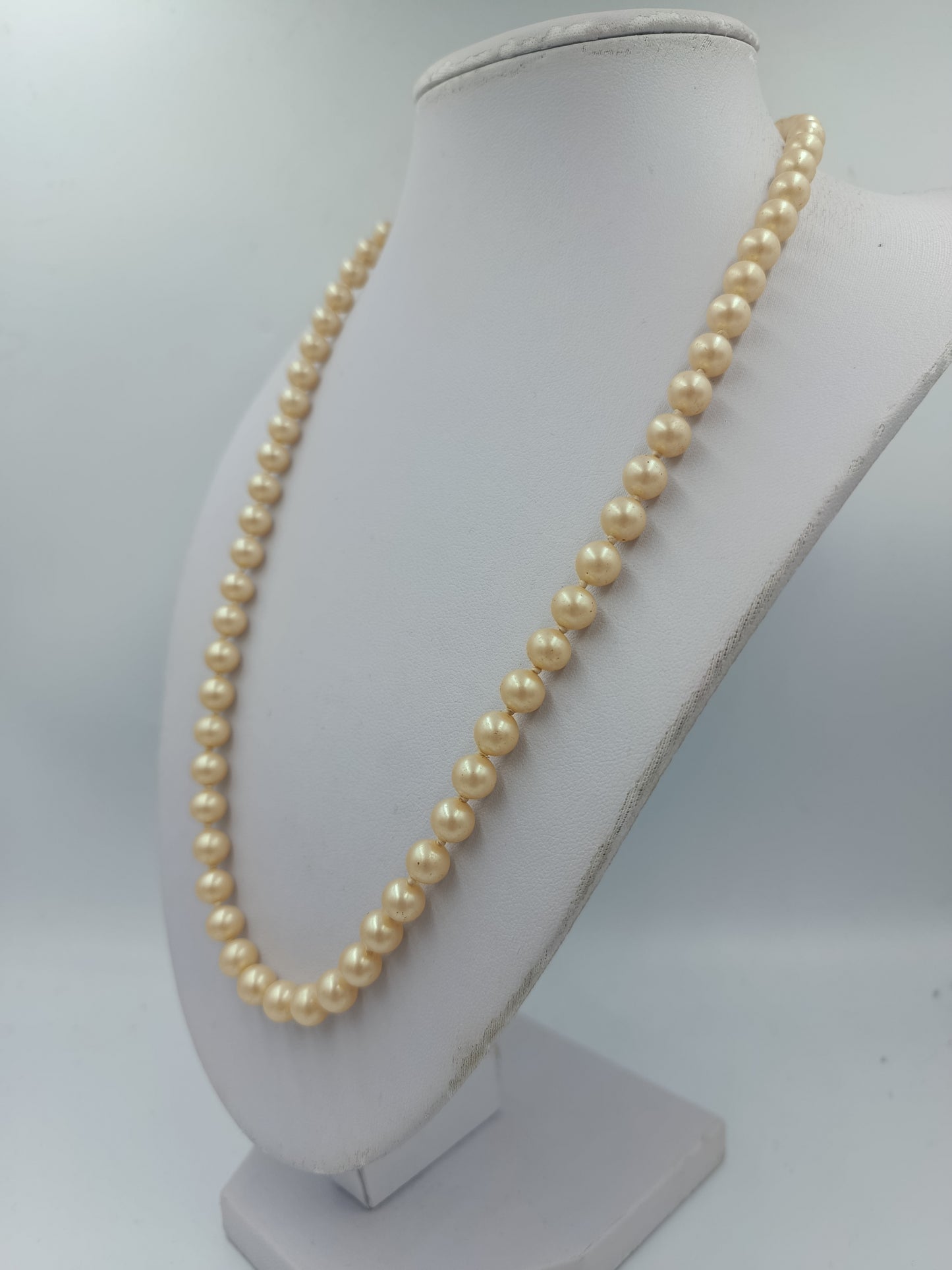 Klassische Perlenkette in sanftem Cremeton mit dekorativem Schmuckverschluss aus Metall