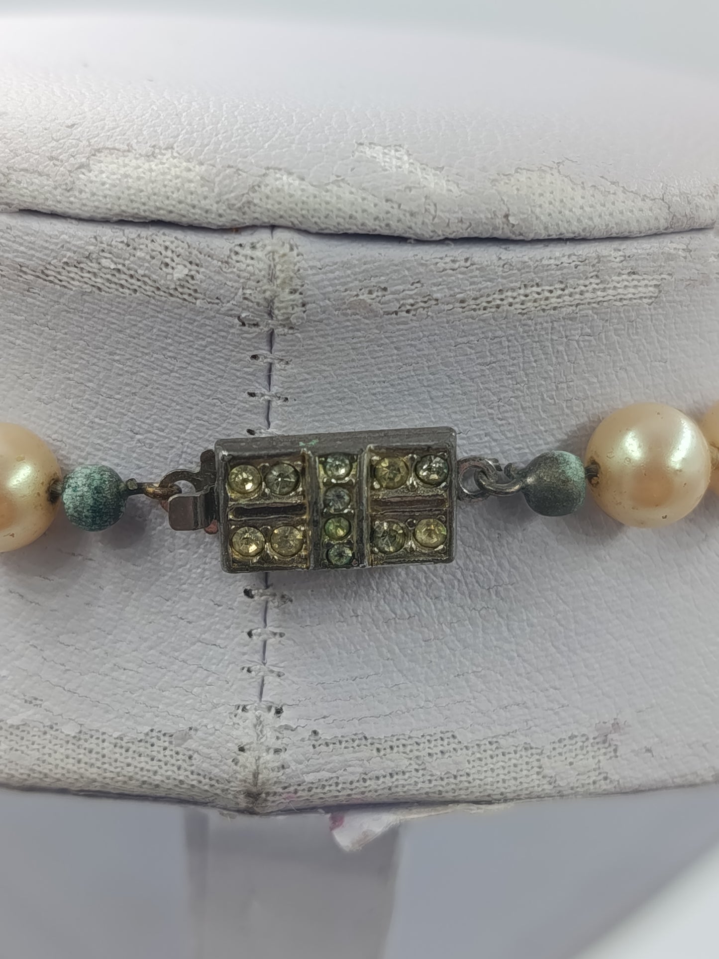 Klassische Perlenkette in sanftem Cremeton mit dekorativem Schmuckverschluss aus Metall