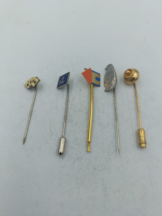 Vintage Set aus fünf Anstecknadeln mit unterschiedlichen Motiven und Metalloberflächen