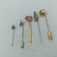 Vintage Set aus fünf Anstecknadeln mit unterschiedlichen Motiven und Metalloberflächen