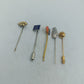 Vintage Set aus fünf Anstecknadeln mit unterschiedlichen Motiven und Metalloberflächen