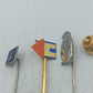 Vintage Set aus fünf Anstecknadeln mit unterschiedlichen Motiven und Metalloberflächen