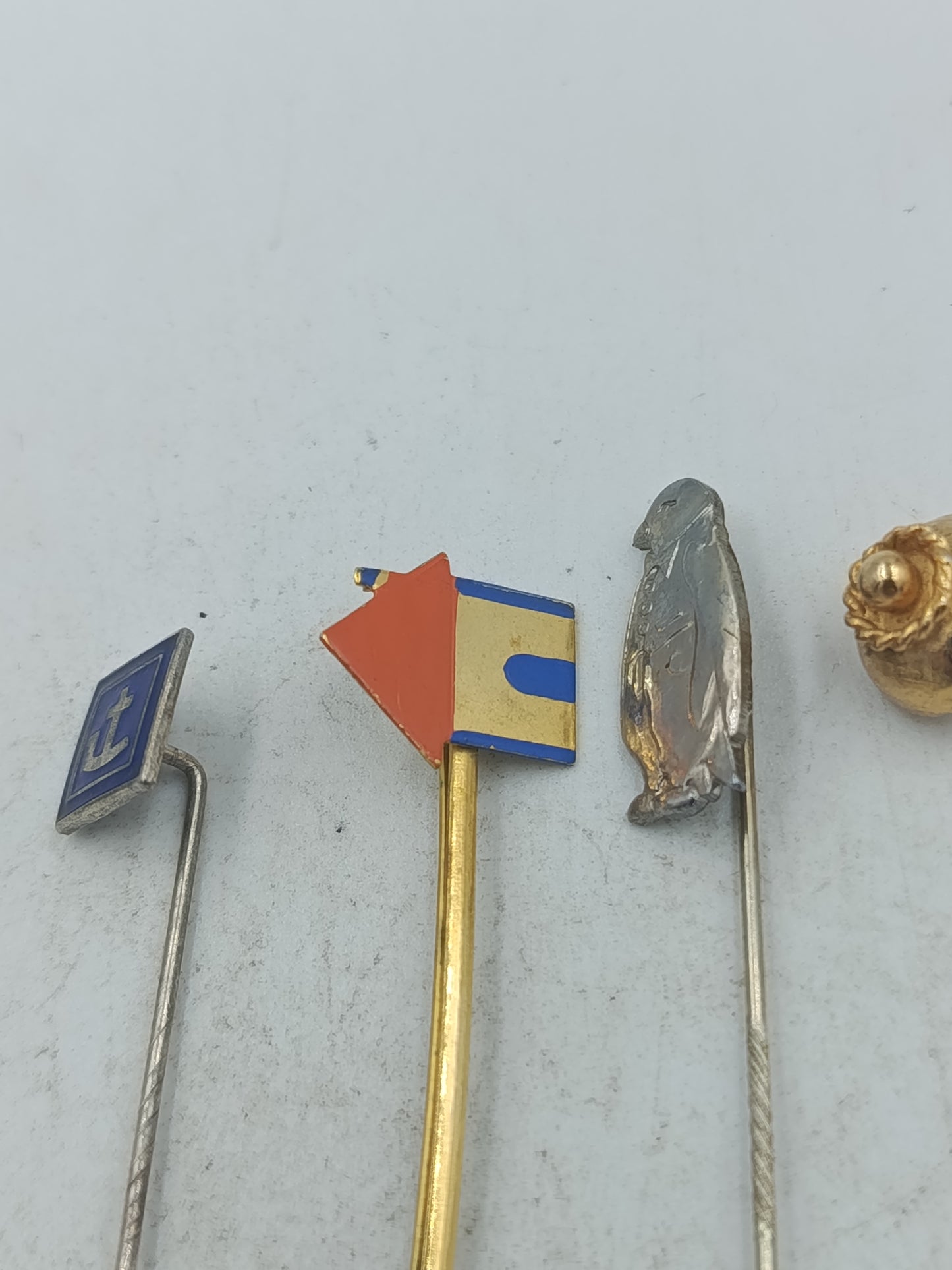 Vintage Set aus fünf Anstecknadeln mit unterschiedlichen Motiven und Metalloberflächen