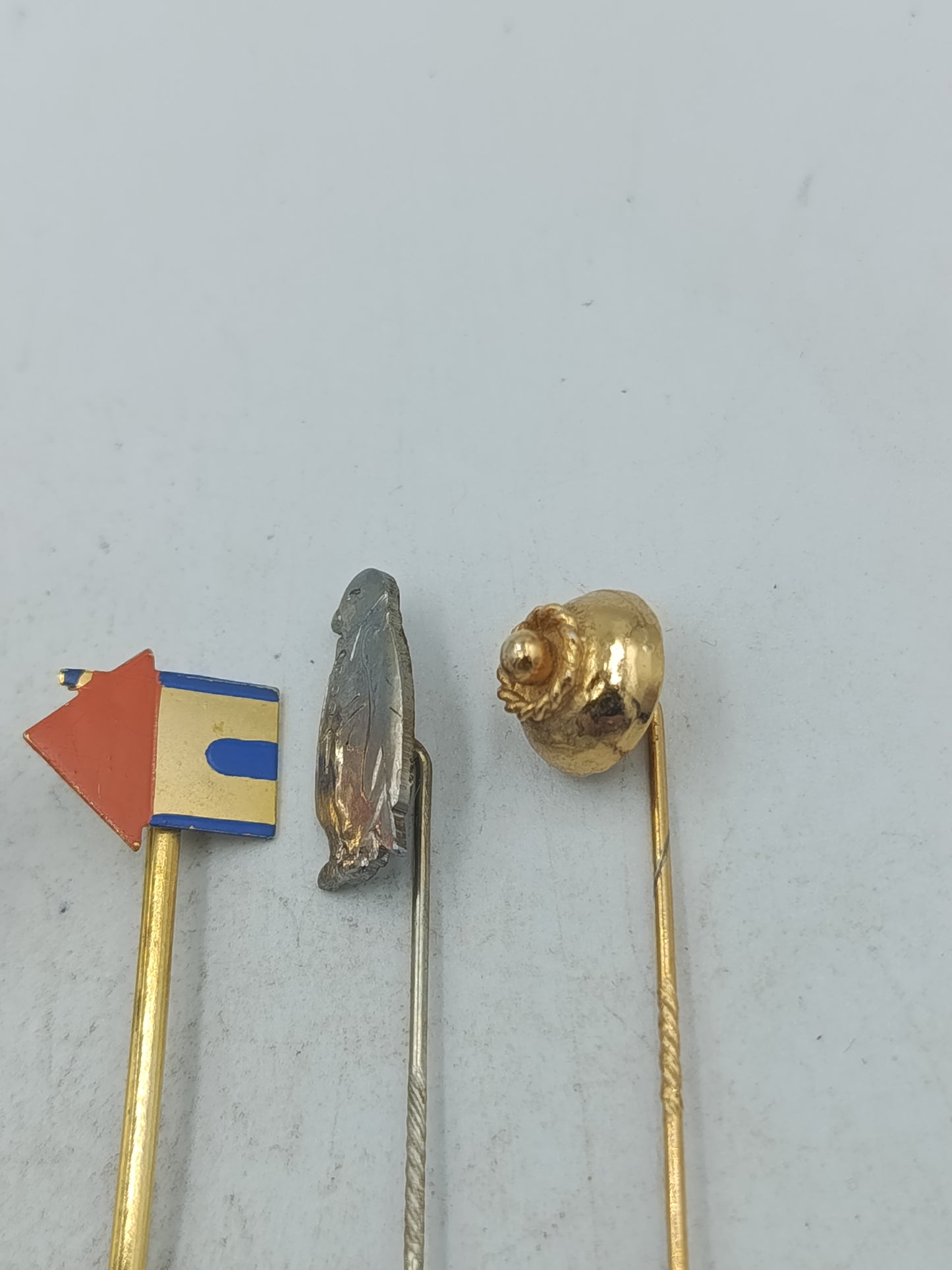 Vintage Set aus fünf Anstecknadeln mit unterschiedlichen Motiven und Metalloberflächen