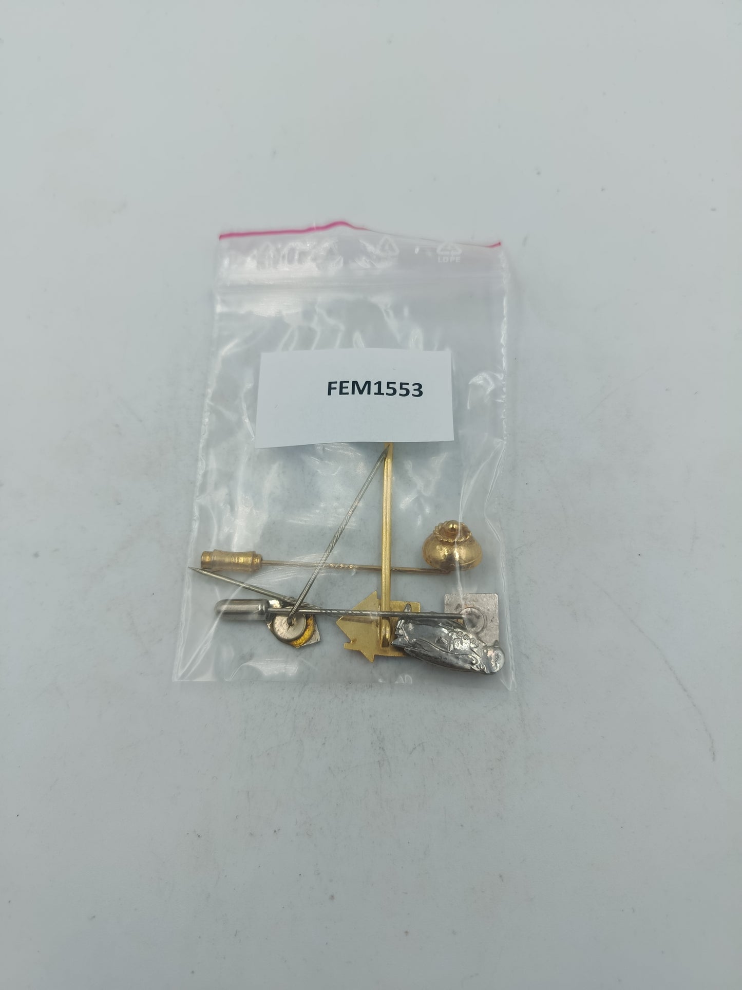 Vintage Set aus fünf Anstecknadeln mit unterschiedlichen Motiven und Metalloberflächen