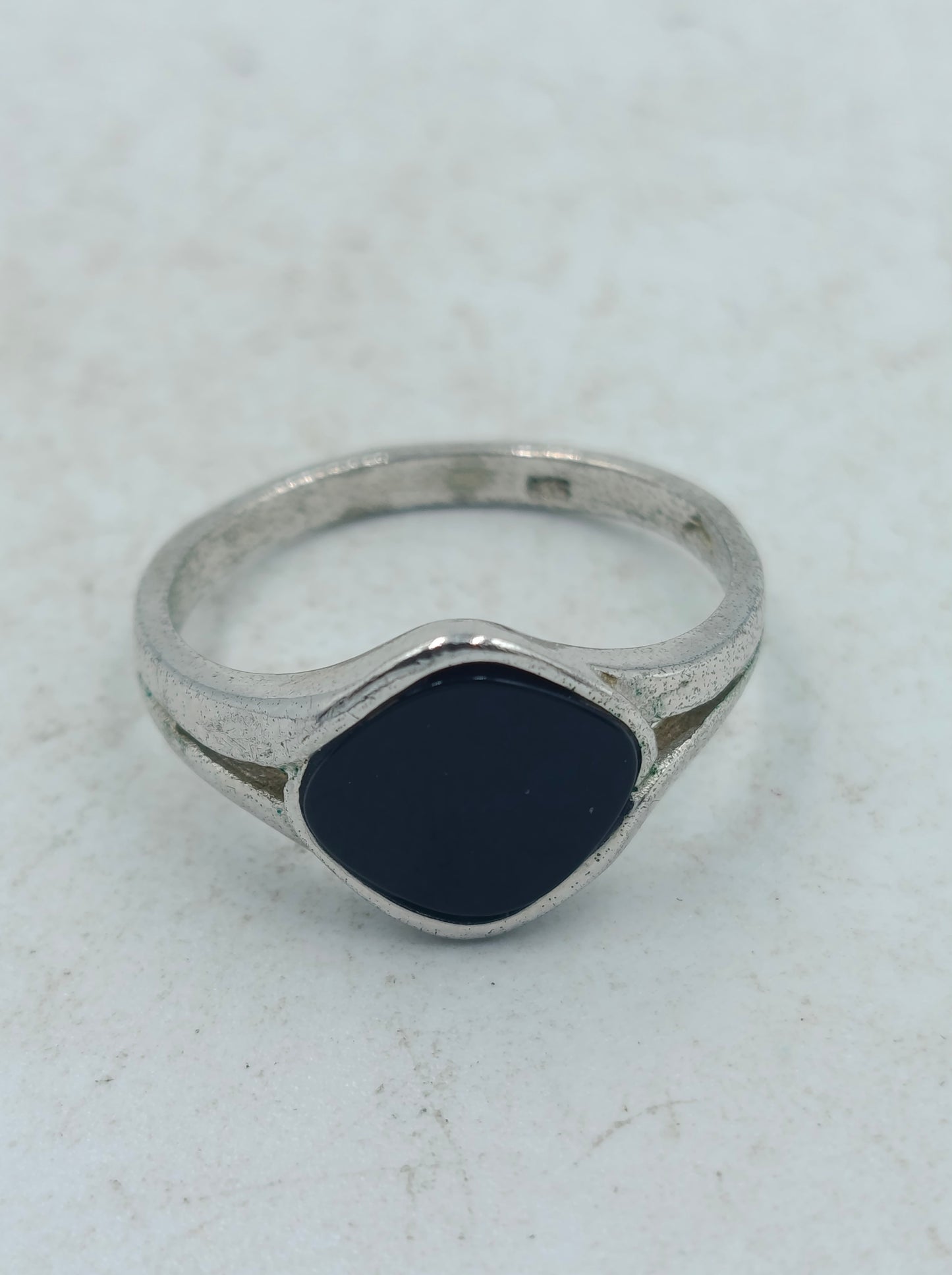 Schlichter Silberring mit schwarzem Steineinsatz im zeitlosen Design