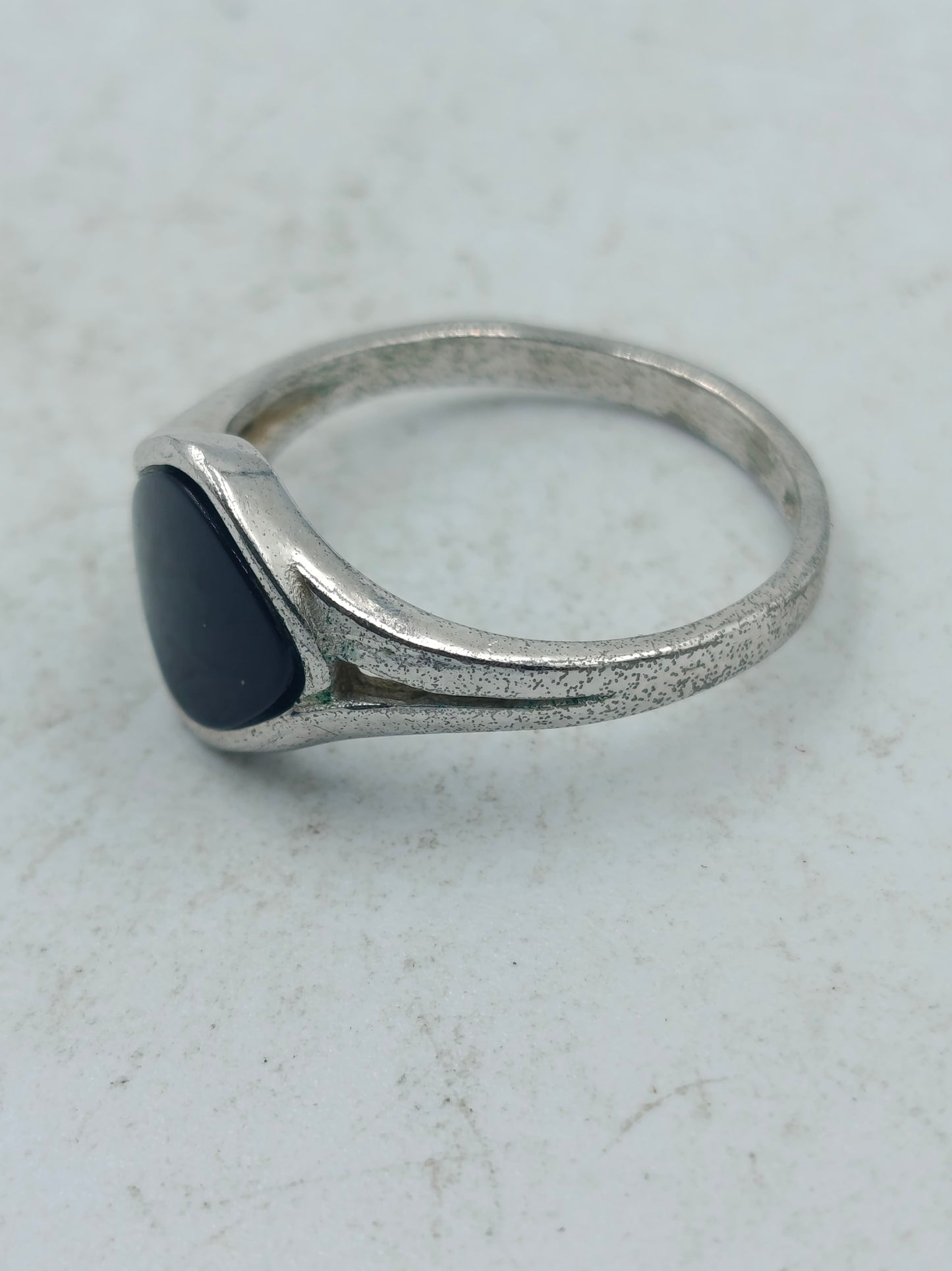 Schlichter Silberring mit schwarzem Steineinsatz im zeitlosen Design