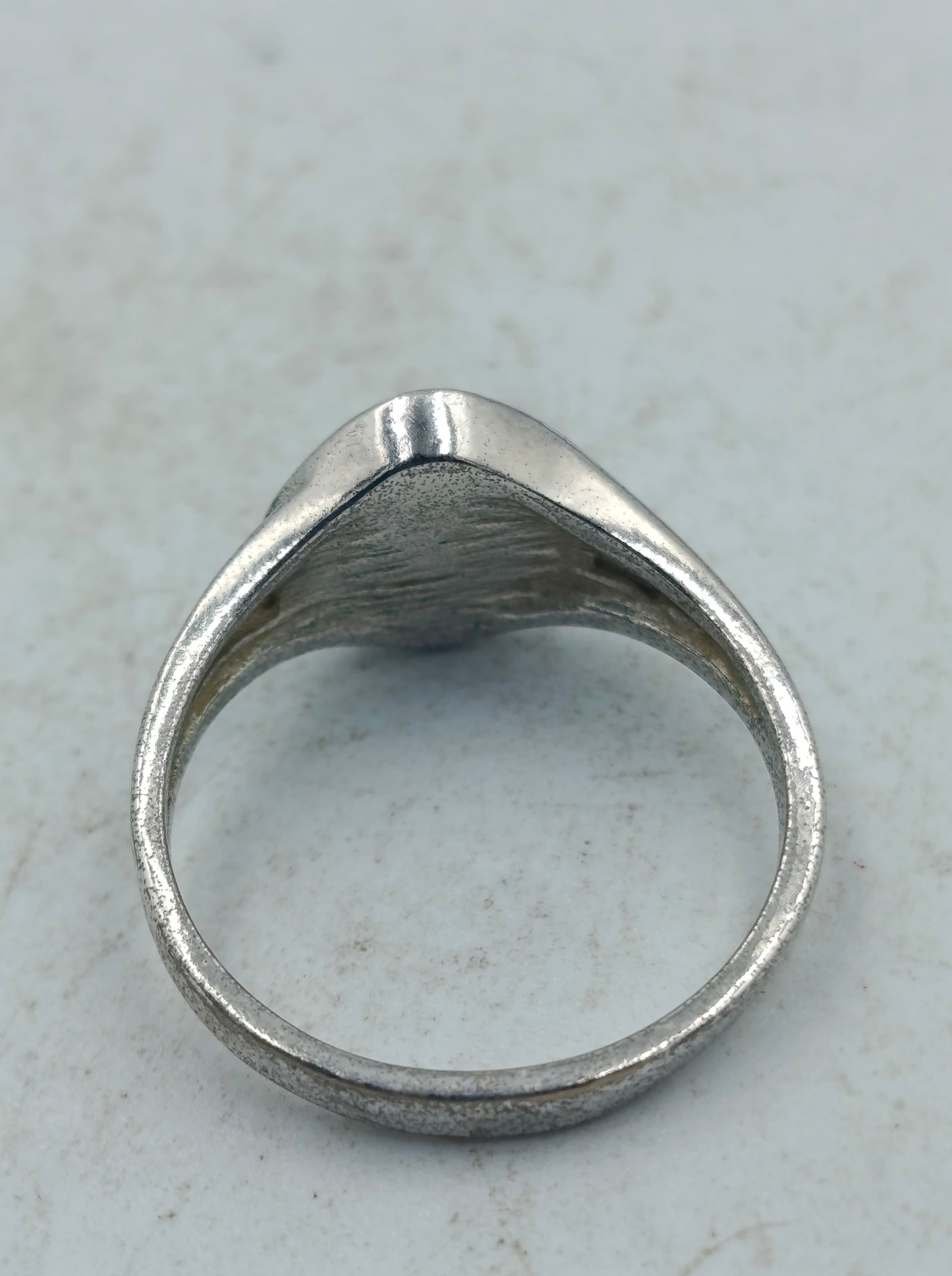 Schlichter Silberring mit schwarzem Steineinsatz im zeitlosen Design