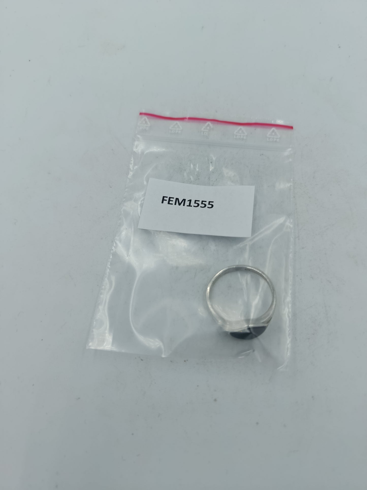 Schlichter Silberring mit schwarzem Steineinsatz im zeitlosen Design