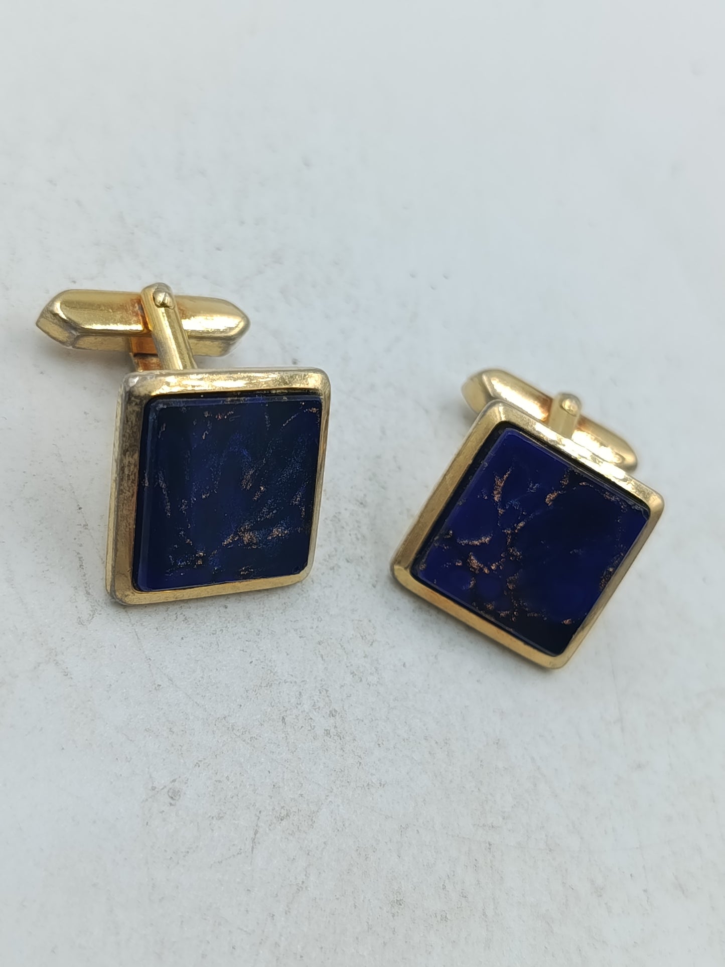 Elegante Manschettenknöpfe in Goldoptik mit tiefblauem Steineinsatz im klassischen Stil