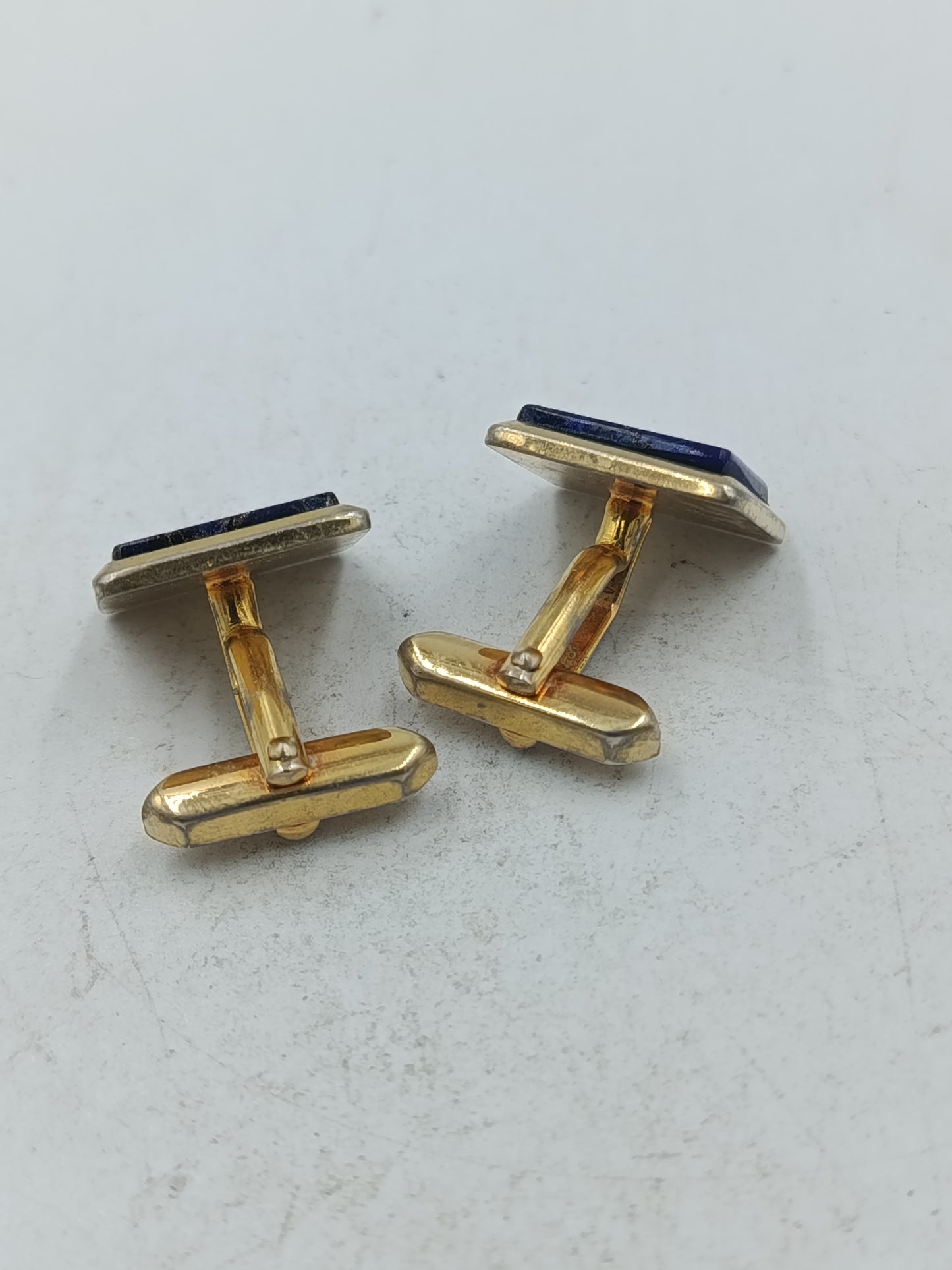 Elegante Manschettenknöpfe in Goldoptik mit tiefblauem Steineinsatz im klassischen Stil