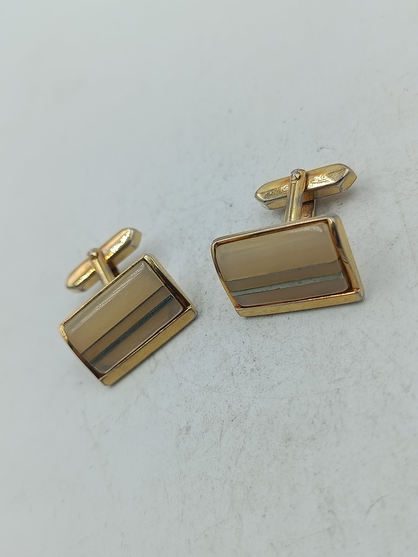 Klassische Manschettenknöpfe in Goldoptik mit dezentem Streifendesign für zeitlose Eleganz