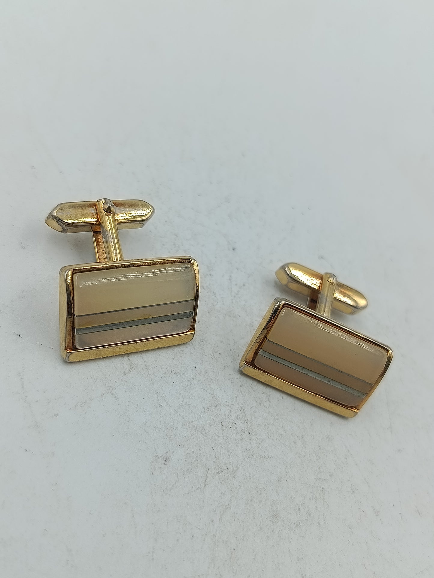 Klassische Manschettenknöpfe in Goldoptik mit dezentem Streifendesign für zeitlose Eleganz