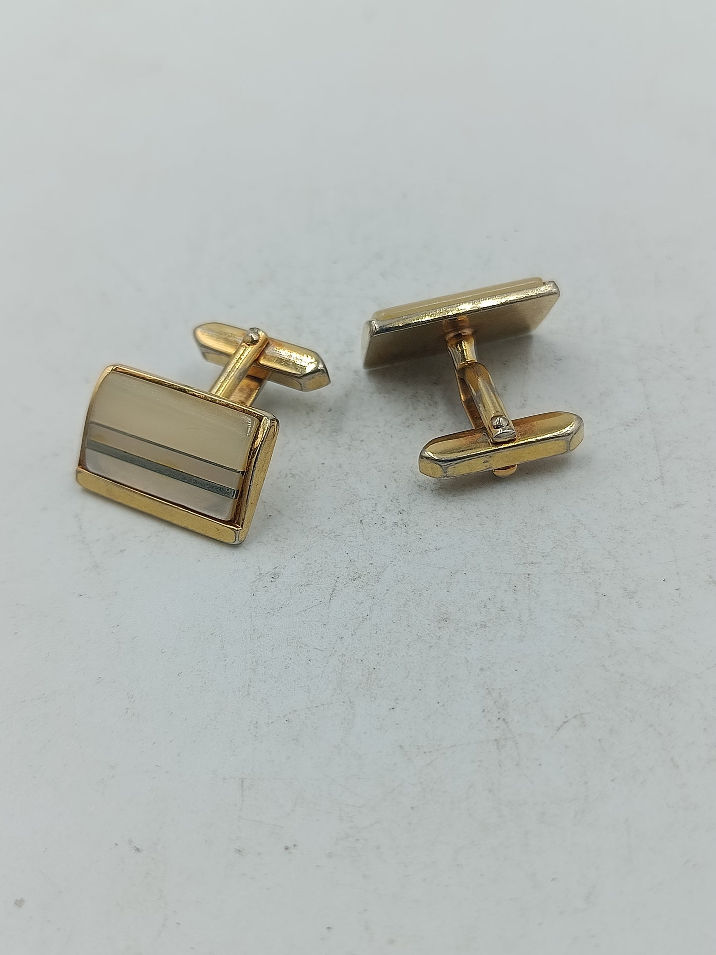 Klassische Manschettenknöpfe in Goldoptik mit dezentem Streifendesign für zeitlose Eleganz