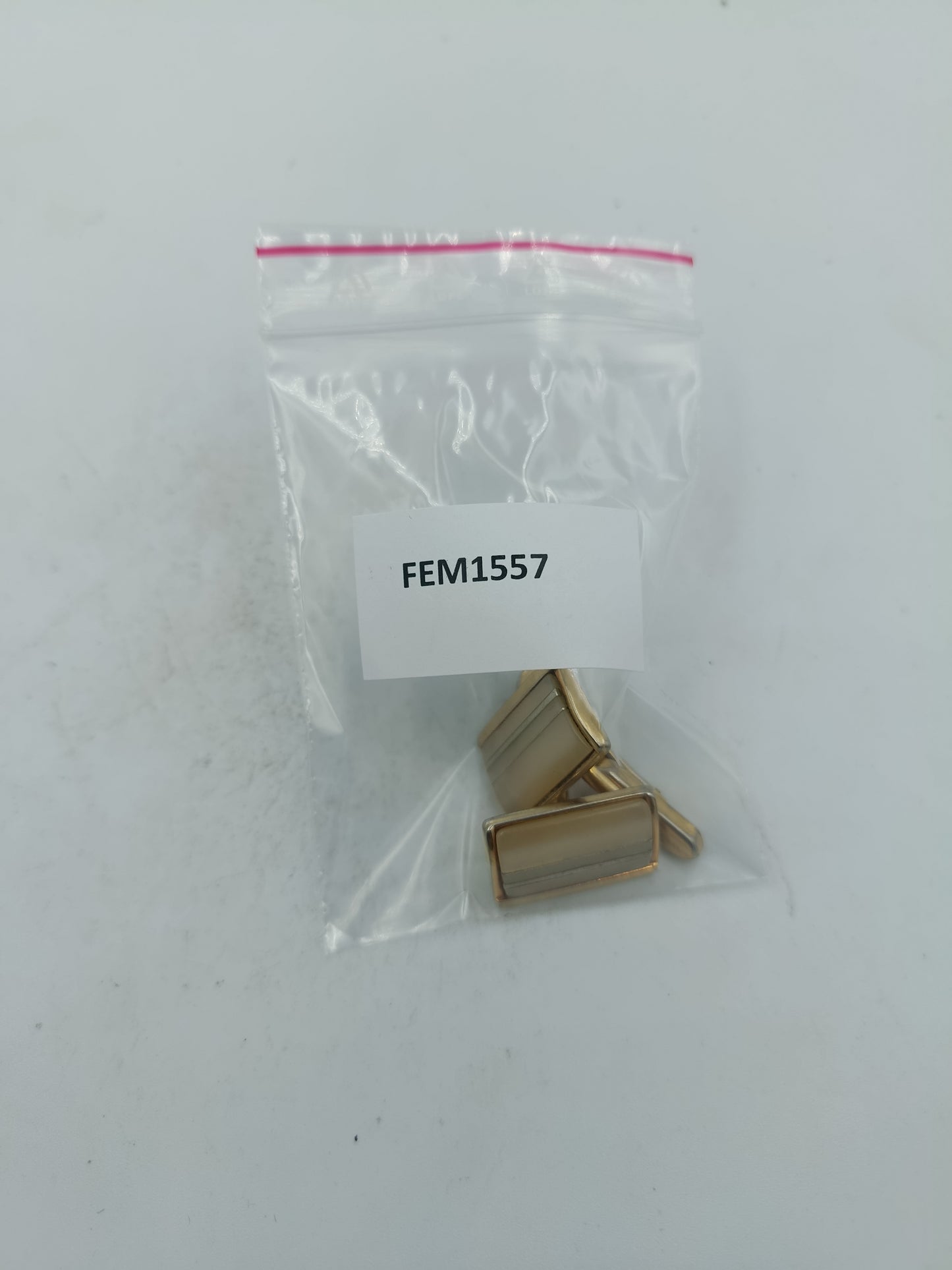 Klassische Manschettenknöpfe in Goldoptik mit dezentem Streifendesign für zeitlose Eleganz