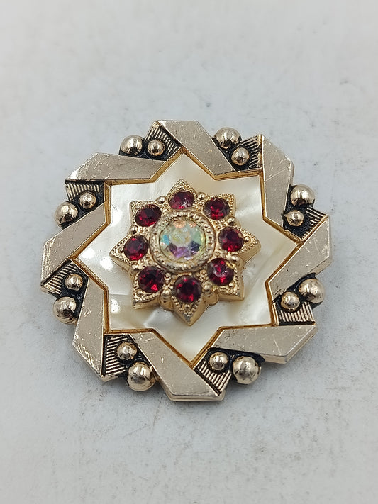 Cilpper in Goldoptik mit rotem Steindesign und   Akzent für ausdrucksstarke Eleganz