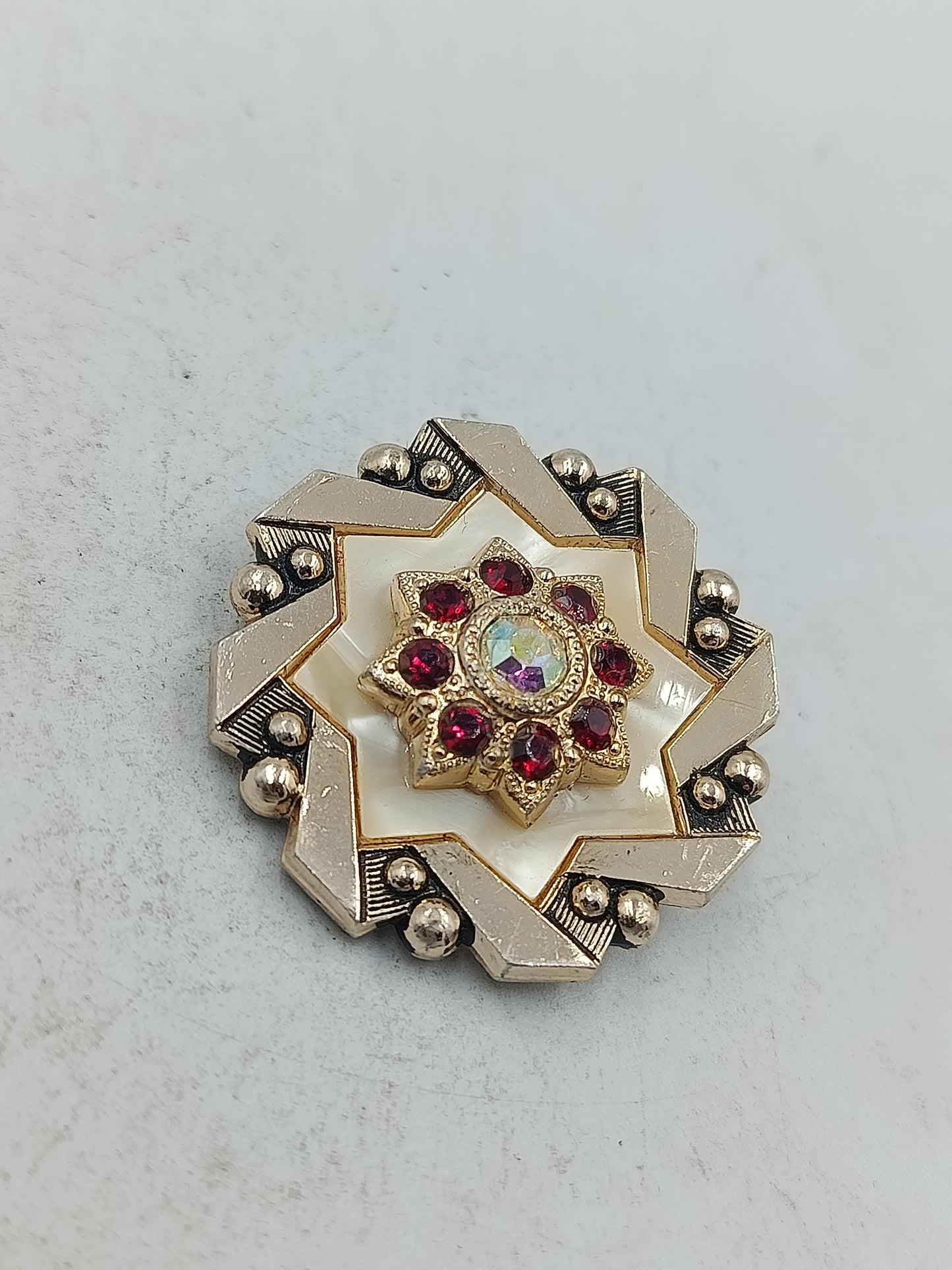 Cilpper in Goldoptik mit rotem Steindesign und   Akzent für ausdrucksstarke Eleganz