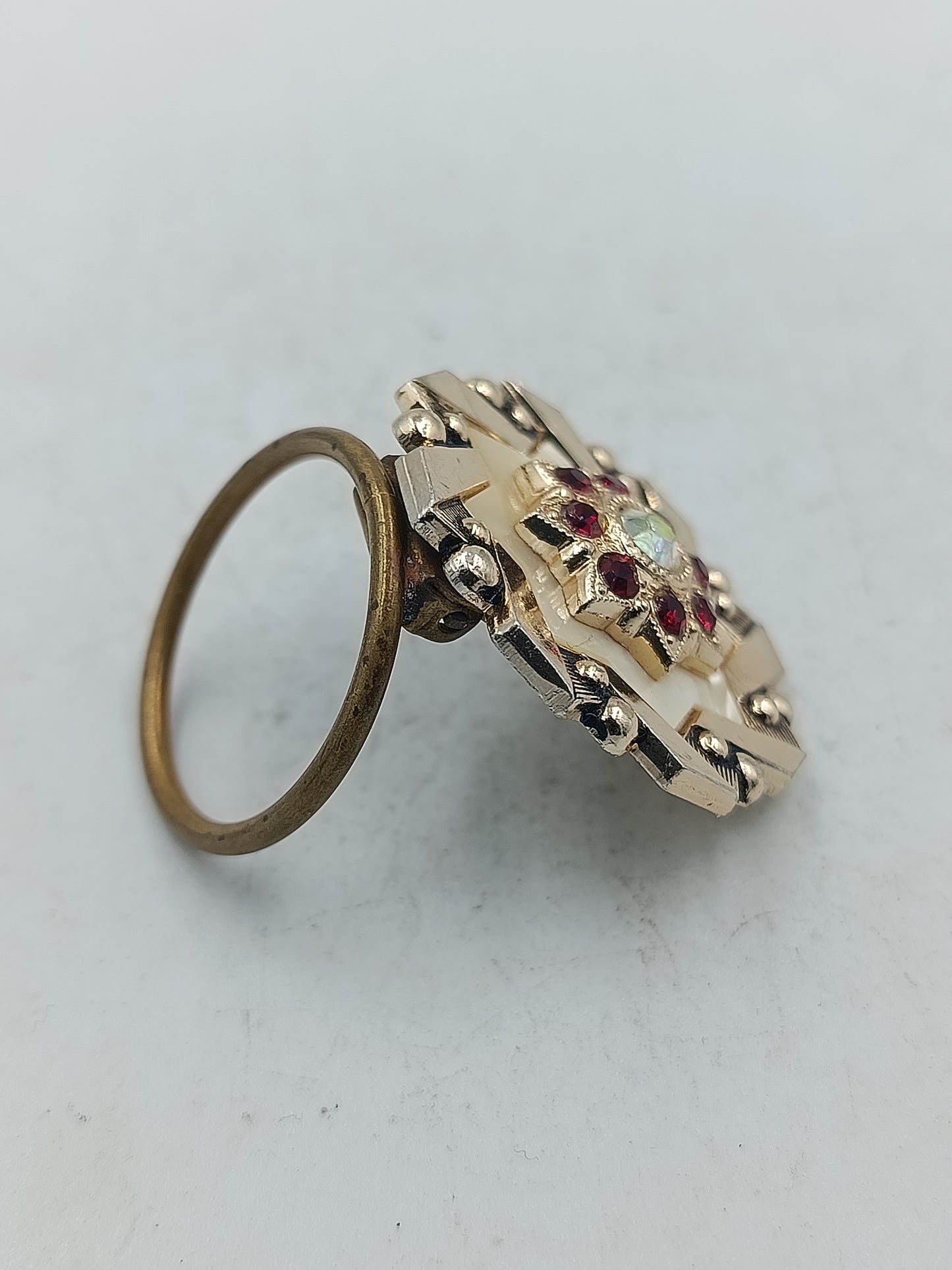 Cilpper in Goldoptik mit rotem Steindesign und   Akzent für ausdrucksstarke Eleganz