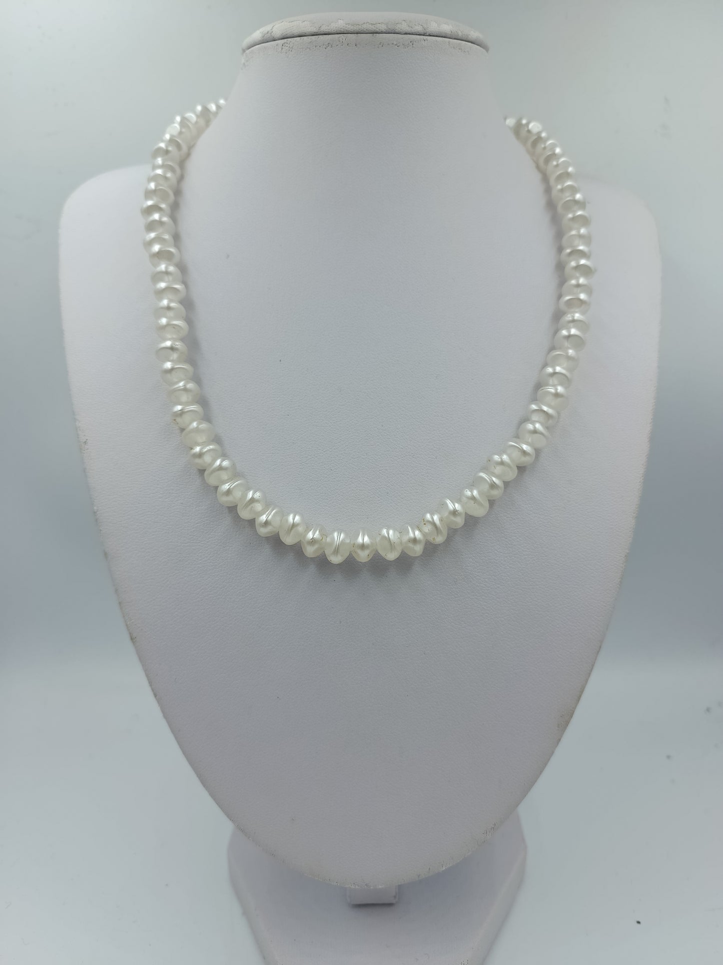 Klassische Perlenkette in natürlicher Optik mit unregelmäßigen Süßwasserperlen für zeitlose Eleganz